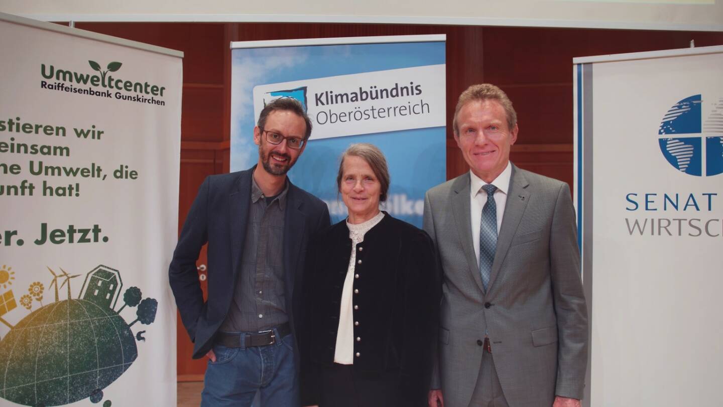v.l. Mag. Norbert Rainer vom Klimabündnis Oberösterreich, Univ.-Prof. Dr. Helga Kromp-Kolb und Dr. Hubert Pupeter, Geschäftsleiter des Umweltcenters der Raiffeisenbank Gunskirchen, beim 2. Forum „Das gute Geld – Investieren mit MehrWert“ in Gunskirchen. Credit: Umweltcenter der Raiffeisenbank Gunskirchen