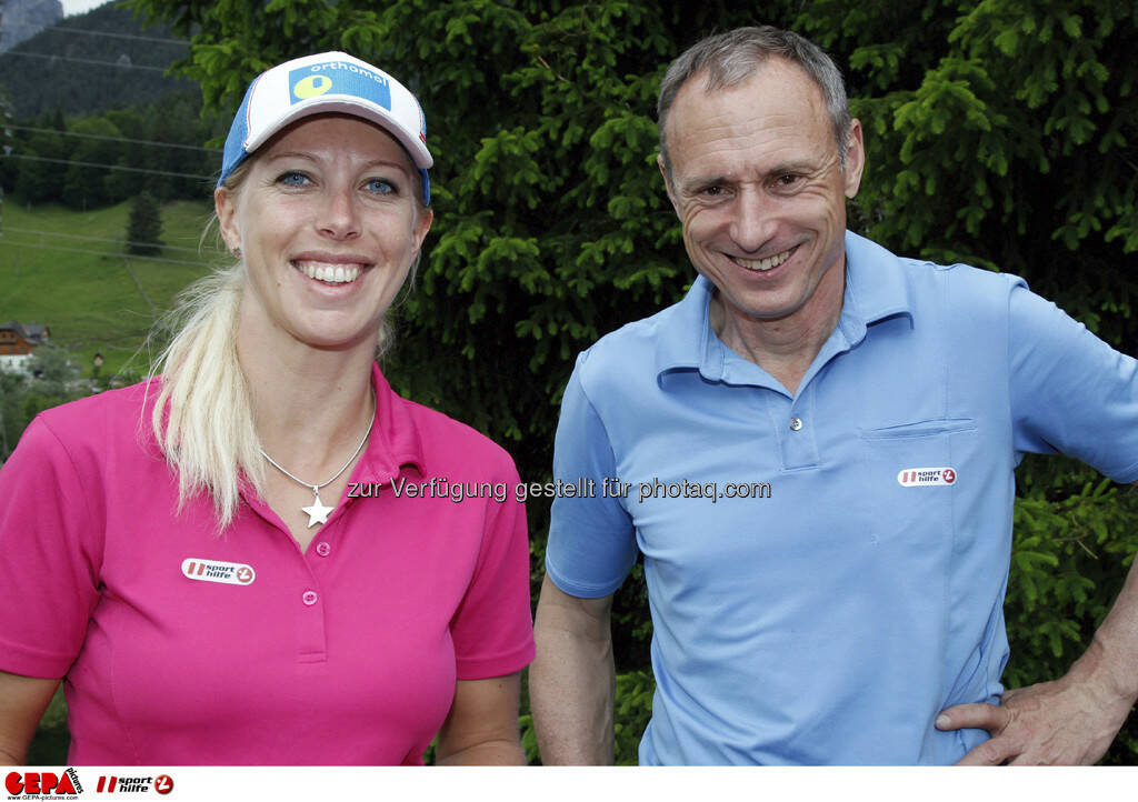 Sporthilfe Golf Trophy, GCC Schladming. Marion Kreiner (AUT) und Geschaeftsfuehrer Anton Schutti (Sporthilfe), Foto: GEPA pictures/ Harald Steiner (17.06.2013) 