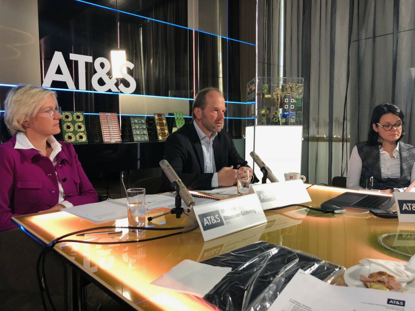 AT&S-Pressekonferenz zu den Halbjahreszahlen 2018/2019: CFO Monika Stoisser-Göhring, CEO Andreas Gerstenmayer, IR-Chefin Gerda Königstorfer
