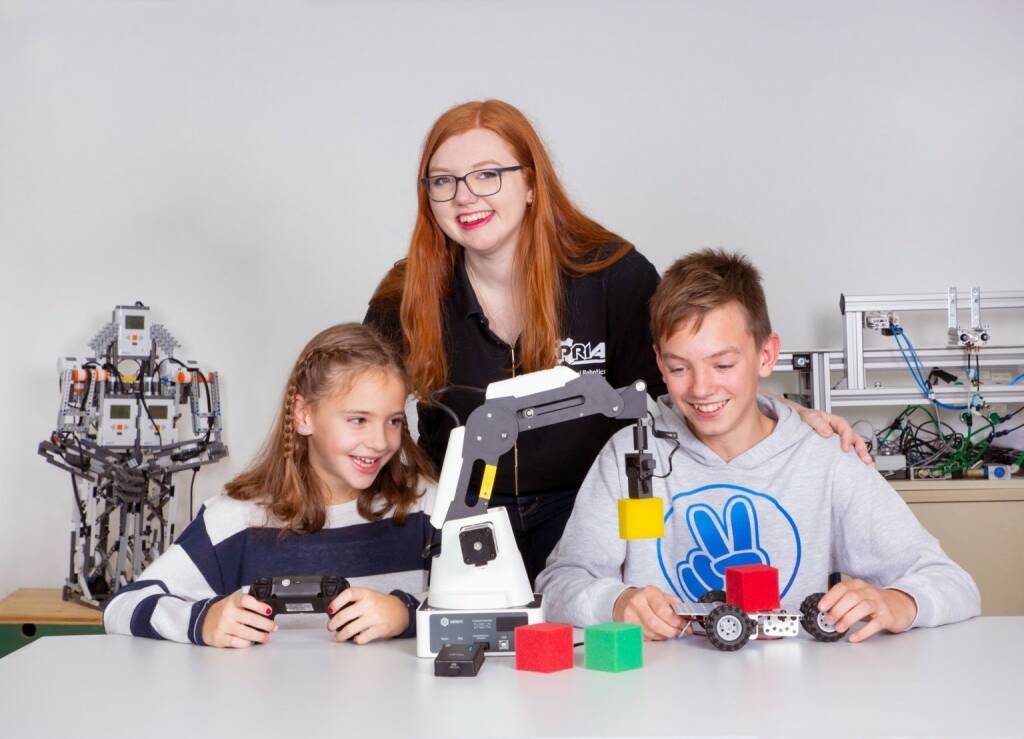 Am Robotics Day Vienna am 23. November 2018 können junge Besucher den Spaß an der Technik entdecken. Lisa-Marie Hackenberger, 8 Jahre, und Paul Zakall, 13 Jahre, steuern das Modell eines Industrieroboters, das auf einen Tisch passt, aber genauso reagiert wie ein großer. Lisamarie Schuster vom Practical Robotics Institute Austria erklärt, wie es geht. Copyright:
PRIA/Kupferschmied  (07.11.2018) 