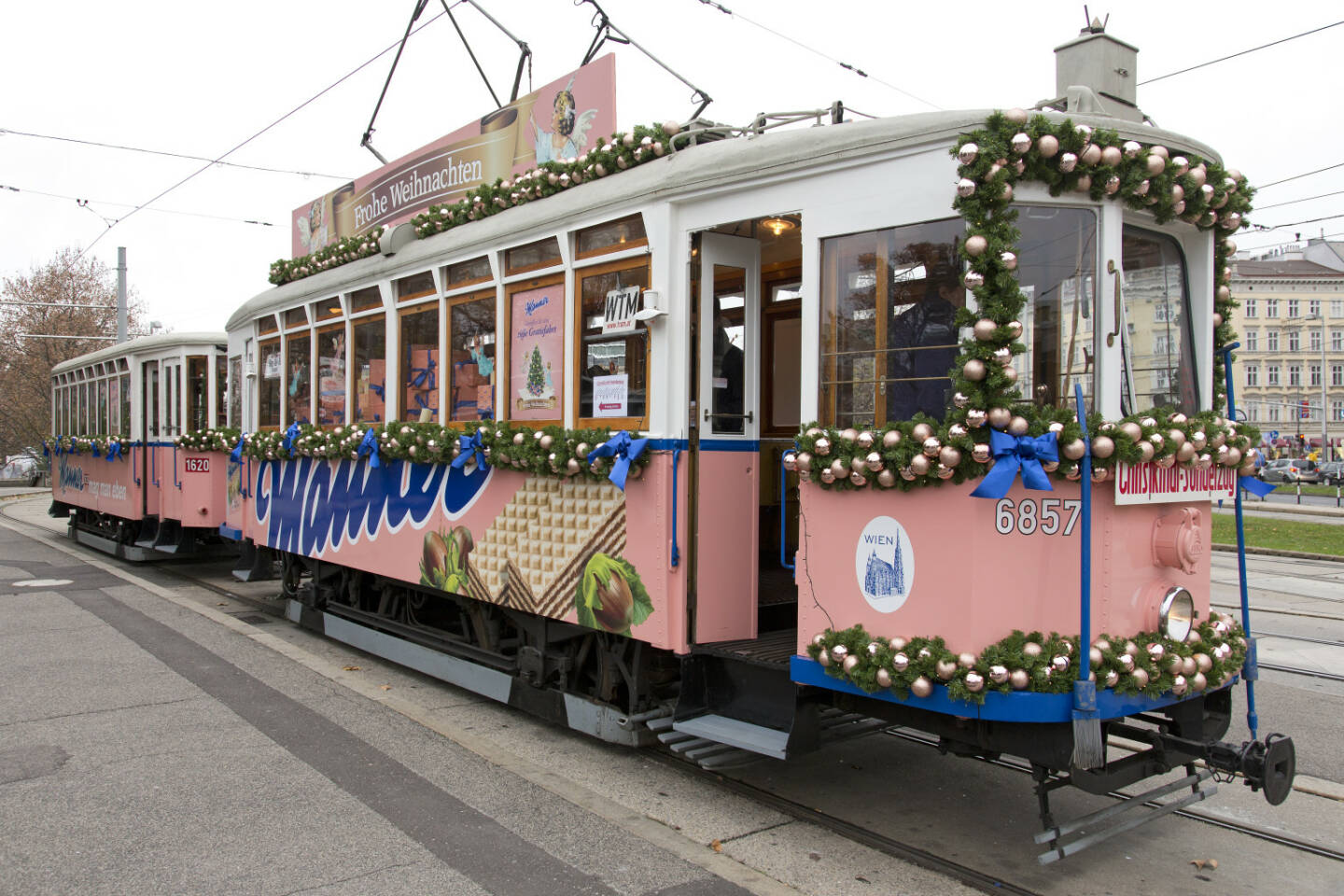 Ostern und Weihnachten ist Manner-Straßenbahnzeit. Wie jedes Jahr zur Vorweihnachtszeit dreht die Manner Straßenbahn auch heuer wieder ihre beliebte Ringrunde in Wien. Traditionell lädt Manner zu dieser Fahrt mit der nostalgischen, rosa Manner Straßenbahn auf der Wiener Ringstraße ein. Credit: Manner/Noll