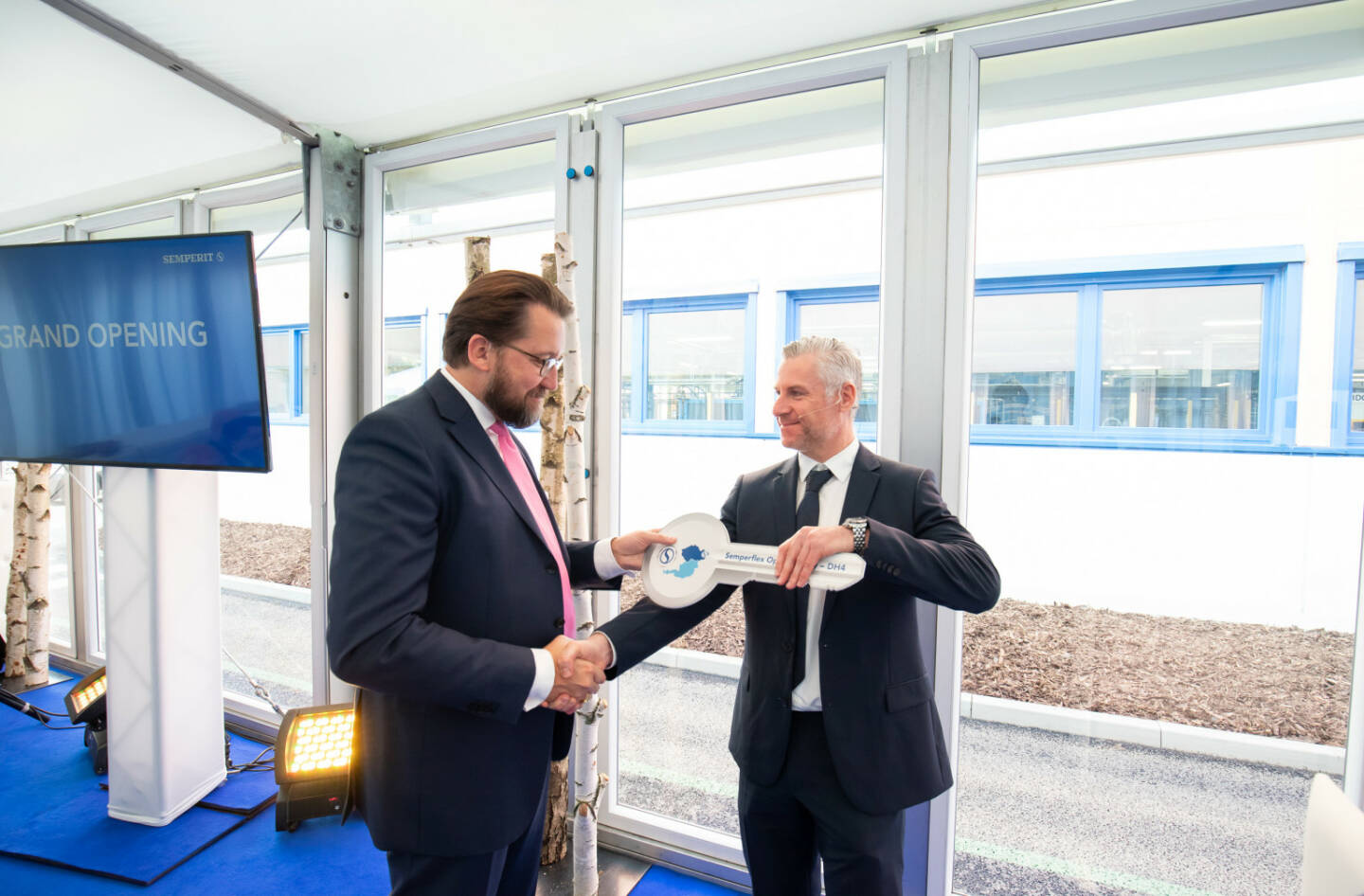 Martin Füllenbach, Vorstandsvorsitzender der Semperit AG Holding, Gerfried Eder, Managing Director/Director Sales/Semperflex; Credit: Semperit Group