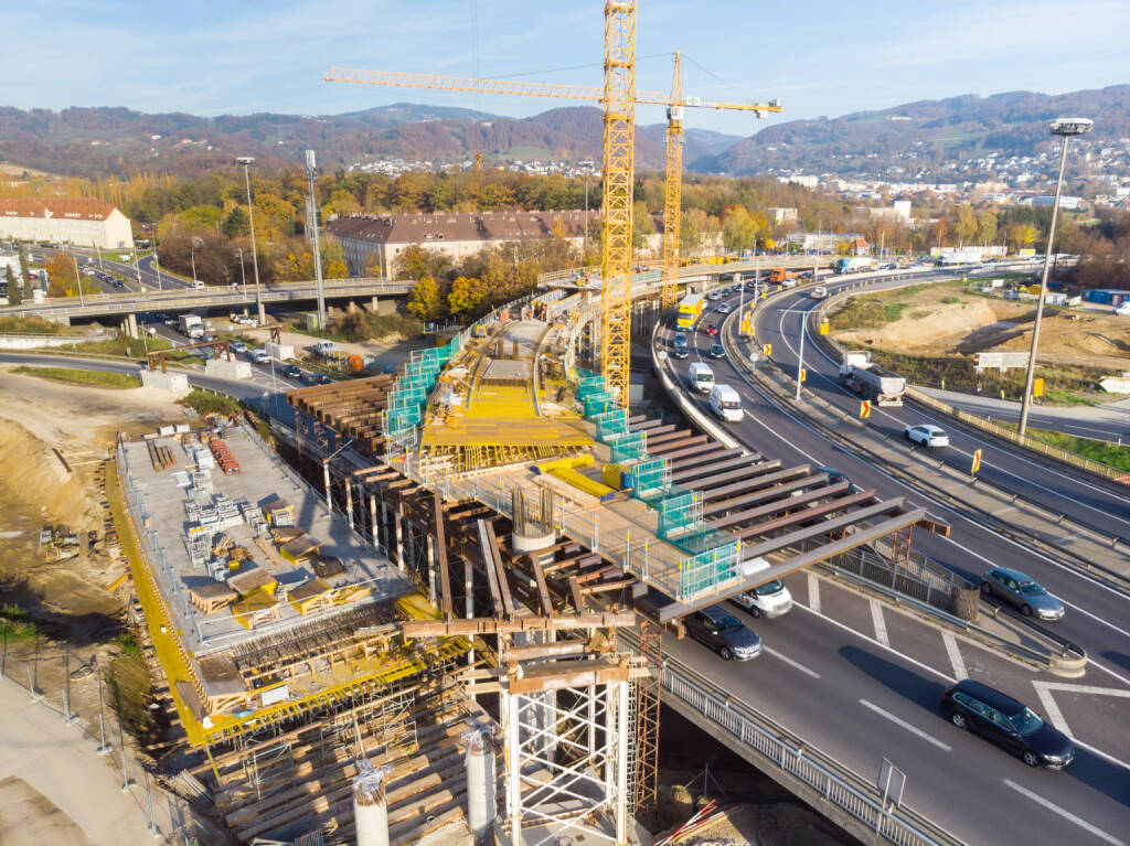 SWIETELSKY: Baufortschritt bei Voestbrücke im Plan - Im ersten Bauabschnitt bekommt die Linzer Voestbrücke zwei zusätzliche Brücken („Bypässe“). Ziel der Bypassbrücken ist weniger Stau bei der Donauquerung durch eine Entflechtung der Verkehrsströme: Lenkerinnen und Lenker, die nach Linz wollen oder von Linz kommen, werden von jenen getrennt, die Linz „nur“ durchfahren. Fotocredit:ASFINAG/Mike Wolf, © Aussender (27.11.2018) 