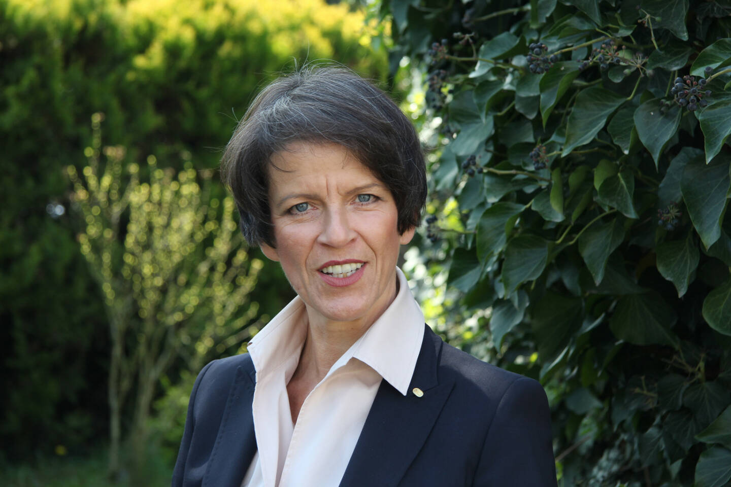 Klein- und Mittelbetriebe bekommen ab 21. Jänner 2019 einen einfachen und kostengünstigen Zugang zur Wiener Börse. Mag. Claudia M Strohmaier, Sprecherin der Berufsgruppe Unternehmensberatung in der UBIT Wien begrüßt diese Maßnahme und erklärt, wie KMU sich im Vorfeld am besten auf den Tag-X vorbereiten können. Angefangen von der Umwandlung des Unternehmens in eine AG bis zur klaren Fokussierung des eigenen Geschäftsmodells seien viele Vorarbeiten notwendig. „Unabhängige Unternehmensberatung heißt für mich aber auch, dass man in manchen Fällen vom Börsengang abraten muss“ © Anja-Lene Melchert