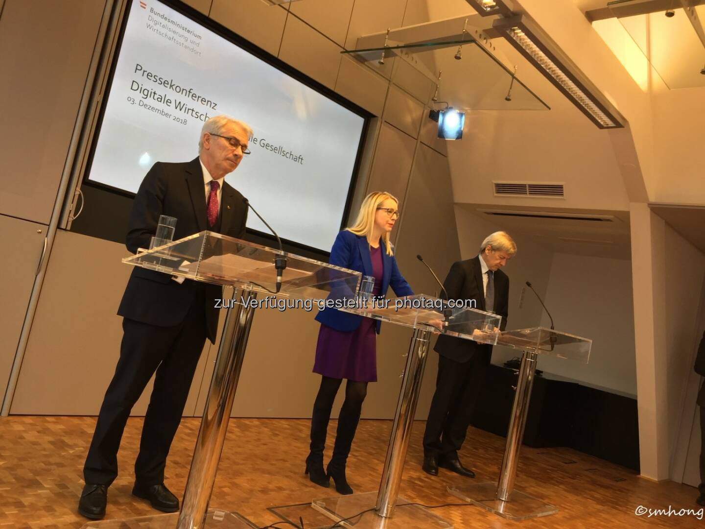 Pressekonferenz Digitalisierung 3.12.18: CEO Pölzl (Post), BM Schramböck, CEO Strobl (RBI)