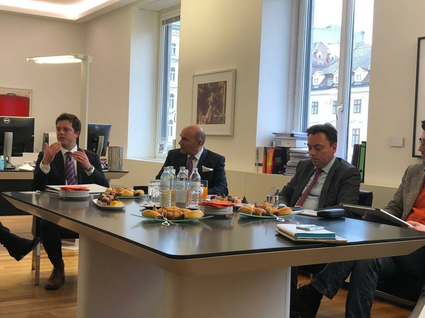 Verbund platziert den ersten nach Nachhaltigkeitskriterien bewerteten syndizierten Kredit; im Bild v. links Jean-Claude Berthelot, Associate Director, Sustainable Finance Solutions, Sustainalytics, Peter Kollmann, CFO Verbund, Andreas Wollein
Leiter Finanzmanagement, M&A und Investor Relations; Credit: beigestellt