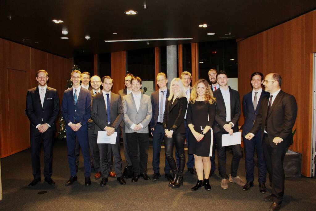 Die Gewinnerinnen und Gewinner der „Erste AM Challenge“ bei der Prämierung am 11.12.2018 in Wien. Sieger Wolfgang Schadner (2.v.re.), e-fundresearch.com Research-Leiter
Simon Weiler (4.v.re.) und Erste AM CIO Gerold Permoser (4.v.li.), © Aussendung (21.12.2018)