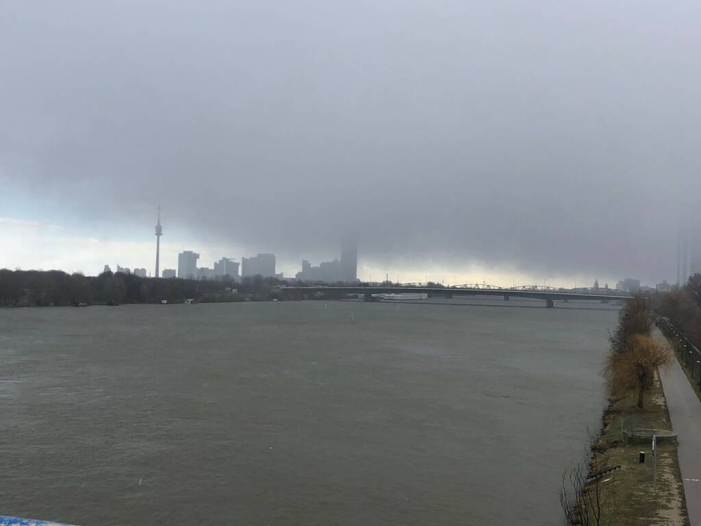 Wien, Donau, dunkle Wolken, Skyline, Donaustadt, Donauturm, Credit: beigestellt, © <a href=