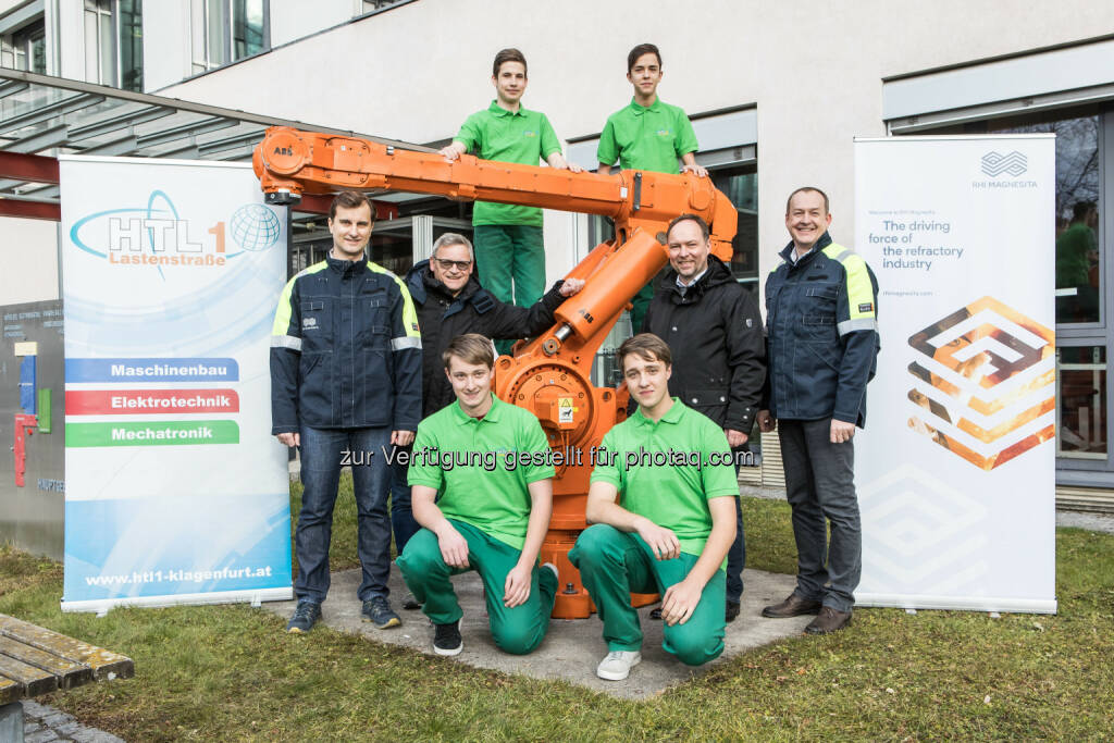 Die Schüler der HTL Lastenstraße freuen sich über das Roboter-Geschenk von RHI Magnesita. v.l.n.r: Rudolf Kofler (RHI Magnesita), Gerhard Rendl (Leitung Werkstätten, HTL Lastenstraße), Peter Grengl (Abteilungsvorstand für Mechatronik, HTL Lastenstraße) und Heimo Wagner (Werksleiter RHI Magnesita in Radenthein) mit Schülern der HTL Lastenstraße. Credit: RHI Magnesita, © Aussender (20.01.2019) 