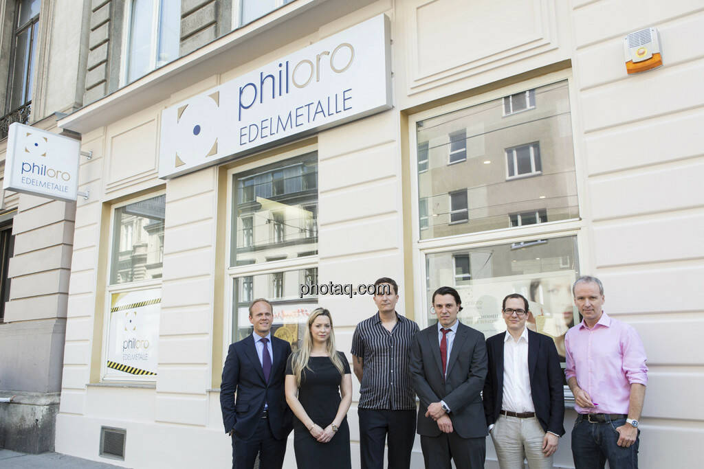 Ronald Stöferle (Incrementum), Nina Krist (Philoro), Robert Zikmund (FM4), Rudolf Brenner (Philoro), Nikolaus Jilch (Die Presse), Christian Drastil vor der neuen Philoro-Zentrale in 1090 Wien, Währingerstr. 26


, © finanzmarktfoto.at/Martina Draper (19.06.2013) 