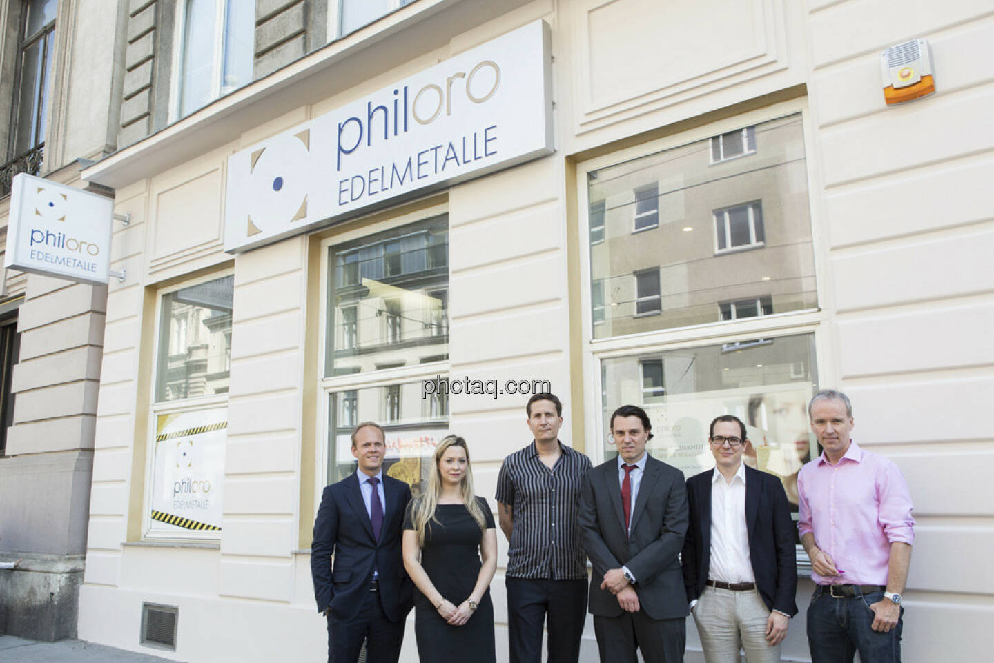 Ronald Stöferle (Incrementum), Nina Krist (Philoro), Robert Zikmund (FM4), Rudolf Brenner (Philoro), Nikolaus Jilch (Die Presse), Christian Drastil vor der neuen Philoro-Zentrale in 1090 Wien, Währingerstr. 26


