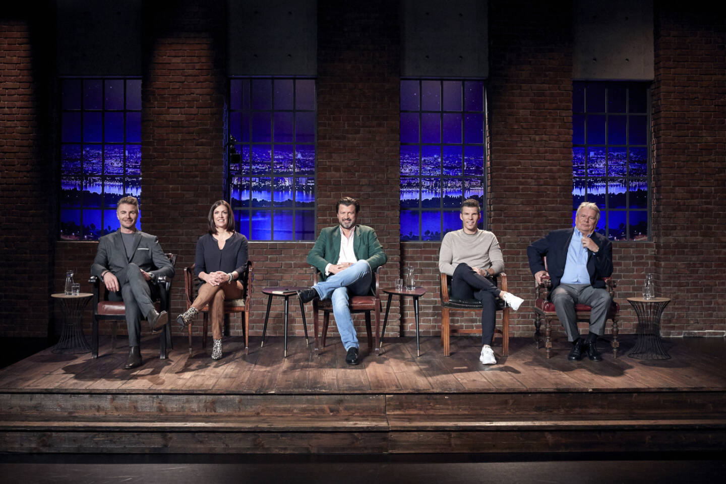 &bdquo;2 Minuten 2 Millionen &ndash; Die PULS 4-Start-Up Show&ldquo; geht in eine neue Runde: Ab sofort verst&auml;rken zwei neue Business-Tycoons das Investoren-Team: Florian Gschwandtner, Runtastic-Gr&uuml;nder und Aush&auml;ngeschild der &ouml;sterreichischen Start-Up Szene und Martin Rohla, Nachhaltigkeitsexperte und vielseitiger Unternehmer nehmen auf den Investoren-St&uuml;hlen neben Hans Peter Haselsteiner, Bau-Tycoon und Magnat der &ouml;sterreichischen Wirtschaftselite, Katharina Schneider, Gesch&auml;ftsf&uuml;hrerin und Miteigent&uuml;merin des Teleshopping Unternehmens Mediashop und Leo Hillinger, &Ouml;sterreichs bekanntester Winzer und Selfmade Million&auml;r, Platz. (c) PULS 4/ Gerry Frank