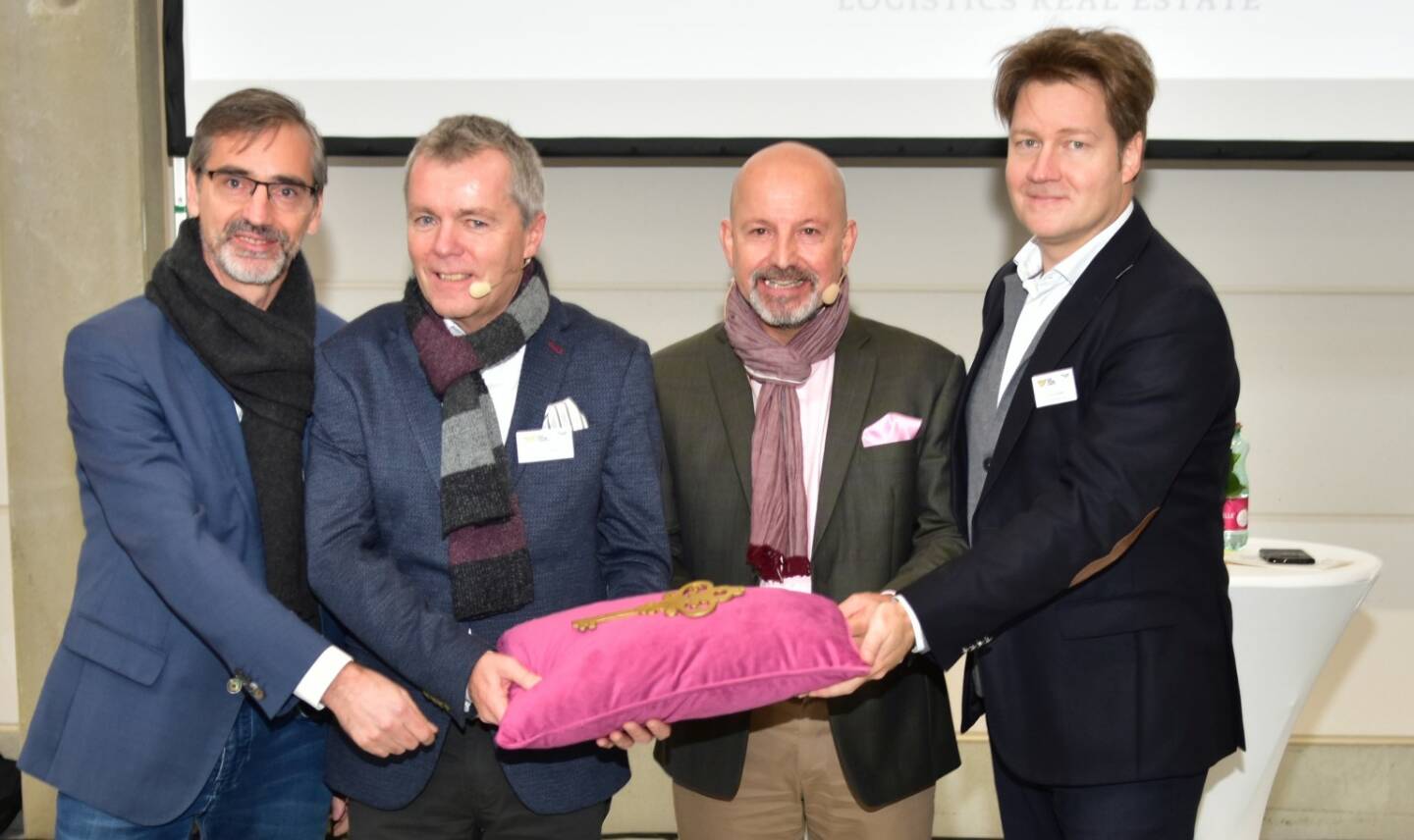 Die DLH Real Estate Austria GmbH und die Post Systemlogistik GmbH werden ab 1. Februar 2019 eine langjährige, gemeinsame Partnerschaft eingehen. Im ersten Schritt wird die Post Systemlogistik GmbH am „Industrial Campus Vienna East“ eine Halle mit 6.300 m² Lagerfläche und in weiterer Folge eine zweite, deckungsgleiche Halle direkt angrenzend anmieten. Zusätzlich bezieht die Post-Tochter Büroflächen im Ausmaß von 300 m².Bild (v.l.): Mario Sander, Managing Director DLH; Christian Vogt, Country Manager DLH Austria; Wolfgang Einer, Leitung Logistic Services Österreichische Post; Christian Keim, Geschäftsführer Post Systemlogistik GmbH, (c): DLH