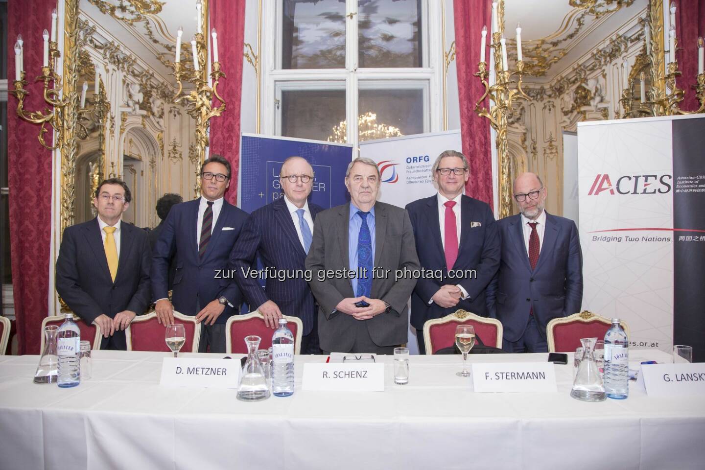 Vor dem Hintergrund der aktuellen geopolitischen und wirtschaftlichen Spannungen luden das Austrian Chinese Institute of Economics and Science (ACIES), LANSKY, GANZGER + Partner sowie die Österreichisch-Russische Freundschaftsgesellschaft (ORFG) zur Podiumsdiskussion über die Neuordnung der internationalen Handelsbeziehungen zwischen den USA, China und Europa. im Bild: Jürgen Kremb, Michael Dirnegger (Investmentbanker), David Metzner (American Continental Group Analytics), Richard Schenz (ORFG-Präsident), Florian Stermann (Russlandexperte), Gabriel Lansky (Anwalt), Credit: ORFG/Society