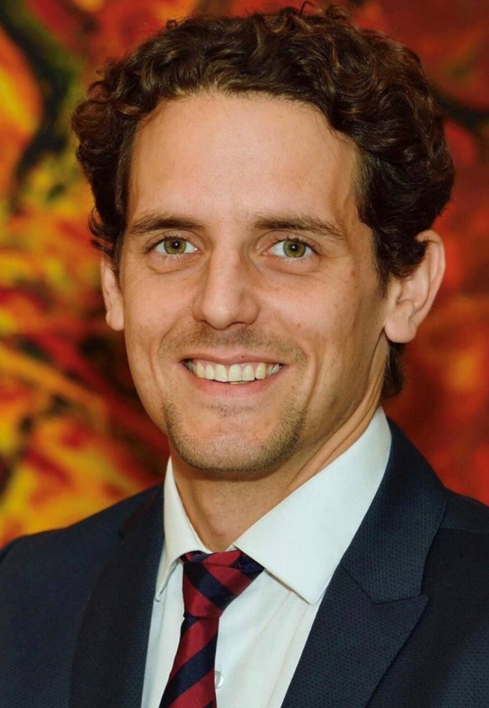 Das Sushi-Unternehmen EatHappy startet in Österreich mit neuen Gesichtern ins neue Jahr: Am 1. Februar 2019 treten Florian Bell als neuer Geschäftsführer (Bild, Chief Executive Officer, CEO) und Christof Kössler als neuer Finanzchef (Chief Financial Officer, CFO) der österreichischen Gesellschaft von EatHappy an. Sie ersetzen damit den ehemaligen Geschäftsführer Harald Sükar, der das Unternehmen Ende 2018 nach langjähriger Tätigkeit verlassen hatte. Beide werden in ihrer jeweiligen Funktion parallel auch die slowakische Tochtergesellschaft von EatHappy in Bratislava betreuen, die in erster Linie Sushi für den österreichischen Markt produziert. Fotocredit: Florian Bell