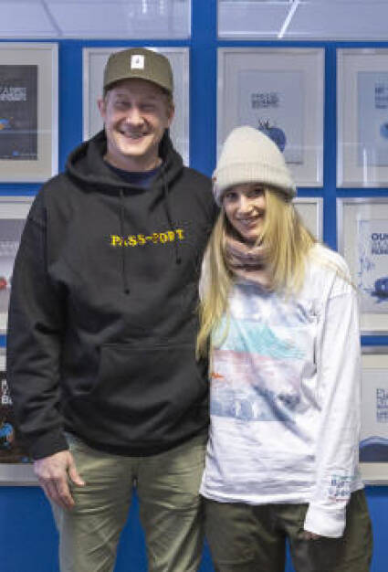 Anna Gasser verlängert Sponsorvertrag mit Blue Tomato - Snowboard-Olympiasiegerin bleibt für weitere drei Jahre im Team des internationalen Boardsport- und Lifestylespezialisten, im Bild mit Adam Ellis, Credit Blue Tomato, © Aussendung (06.02.2019) 