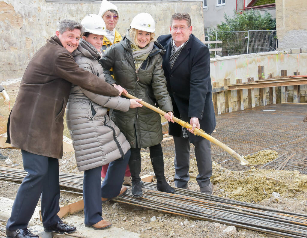 Raiffeisen Vorsorge Wohnung GmbH: Spatenstich für drei Dutzend Wohnungen in Rudolfsheim-Fünfhaus; Von links nach rechts: Markus Hödl (GF ImmoInvest), Elisabeth Binder (GF RVW), DI Vera Biedermaier (Vorsitzende des Bauausschusses) Mag. Marion Weinberger-Fritz (GF RVW), DI Christian Apoloner (GF Felice Immobilienentwicklung Gmbh); Credit: Willi Kraus, RVW (12.02.2019) 