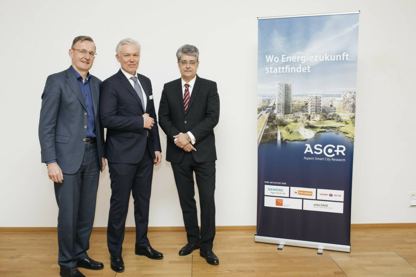 Aspern Smart City Research Gmbh & Co KG (ASCR): Sprechende Häuser in aspern Seestadt, Aspern Smart City Research startet zweite Projektphase: ASCR 2023, im Bild: Siemens Österreich Generaldirektor Wolfgang Hesoun (rechts), Peter Weinelt, Generaldirektor-Stv. der Wiener Stadtwerke, Robert Grüneis, Geschäftsführer der ASCR, Credit: ASCR