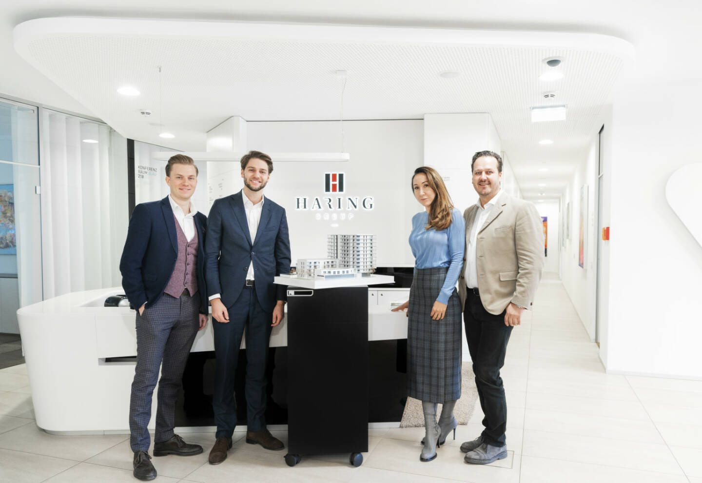 Das erste Crowdinvestment-Projekt, das Rendity gemeinsam mit der Haring Group, einem der führenden Wohnbauträger Österreichs, realisiert, ist äußerst erfolgreich gestartet: Binnen zehn Tagen konnten bereits rund 90 Prozent des Investmentvolumens von 500.000 Euro platziert werden. Anleger erhalten 6,25 Prozent Rendite bei 30 Monaten Laufzeit.v.l.n.r: Lukas Müller und Tobias Leodolter (Gründer Rendity), Denise Smetana (Geschäftsführerin Haring Group), Karl Haring (Eigentümer Haring Group), Copyright: Rendity
