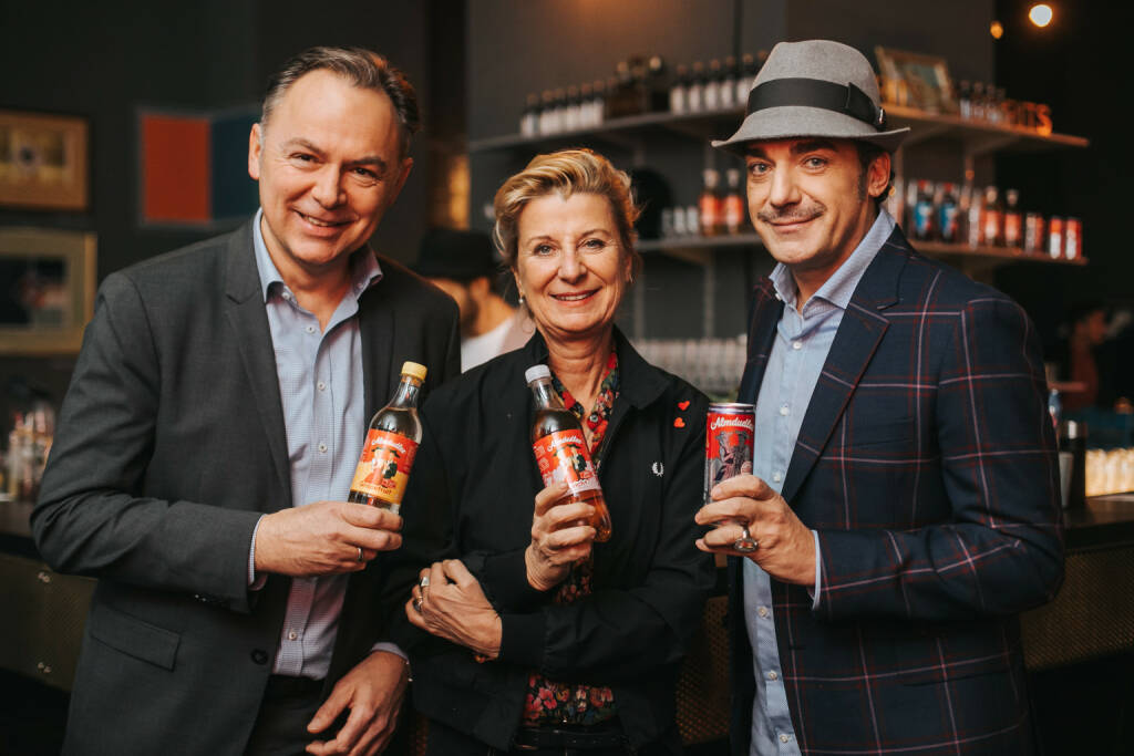 Almdudler Limonade A.& S. Klein GmbH & Co KG: Mit neuen Produkten & Fokus auf die Gastronomie: Almdudler trennt sich von Coca-Cola und startet voller Tatendrang ins neue Jahr; (v.l.n.r.): Almdudler Geschäftsführer Gerhard Schilling, Almdudler Eigentümer Michaela und Thomas Klein, Credit: Almdudler / Philipp Lipiarski, © Aussender (14.02.2019) 