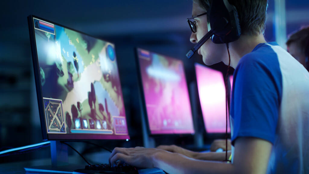 E-Sports, Gaming, Computer Spiel, Spieler https://de.depositphotos.com/164812330/stock-photo-team-of-professional-esport-gamers.html, © <a href=