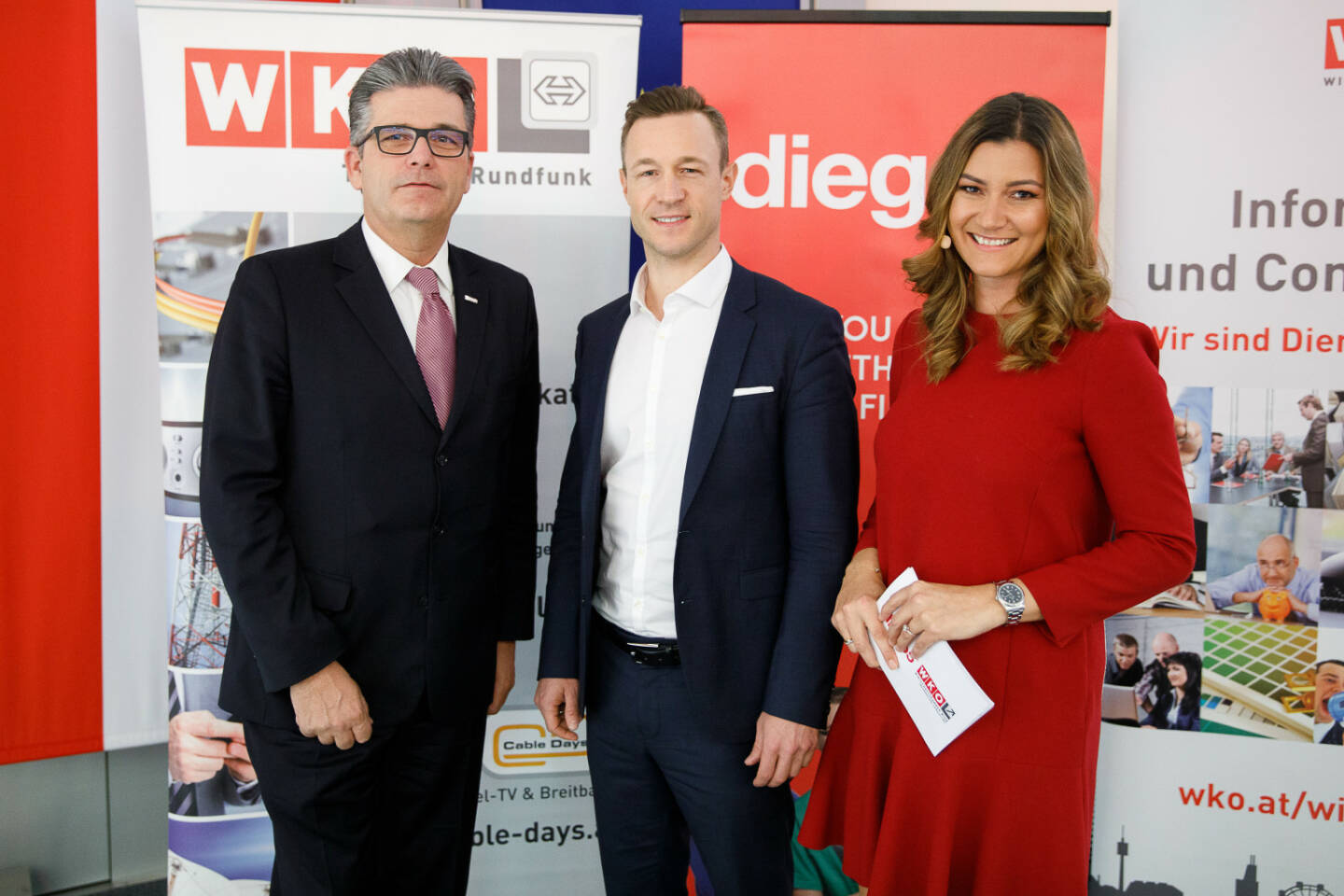 Wirtschaftskammer Wien: Legal im Netz: Wie Gesetze die Arbeit von Influencern verändern. Ob Blogger, Instagrammer oder Youtuber – das Internet bietet heute viele Möglichkeiten für unternehmerisches Handeln. Doch gilt es auch im virtuellen Raum die geltenden Regeln einzuhalten: Denn viele Regeln, die für klassische Unternehmer gelten, müssen auch im virtuellen Raum beachtet werden. Klärten auf: Spartenobmann Martin Heimhilcher, Bundesminister Gernot Blümel und Unternehmerin Sandra Thier (v.l.). Fotocredit: WKW / Wieser