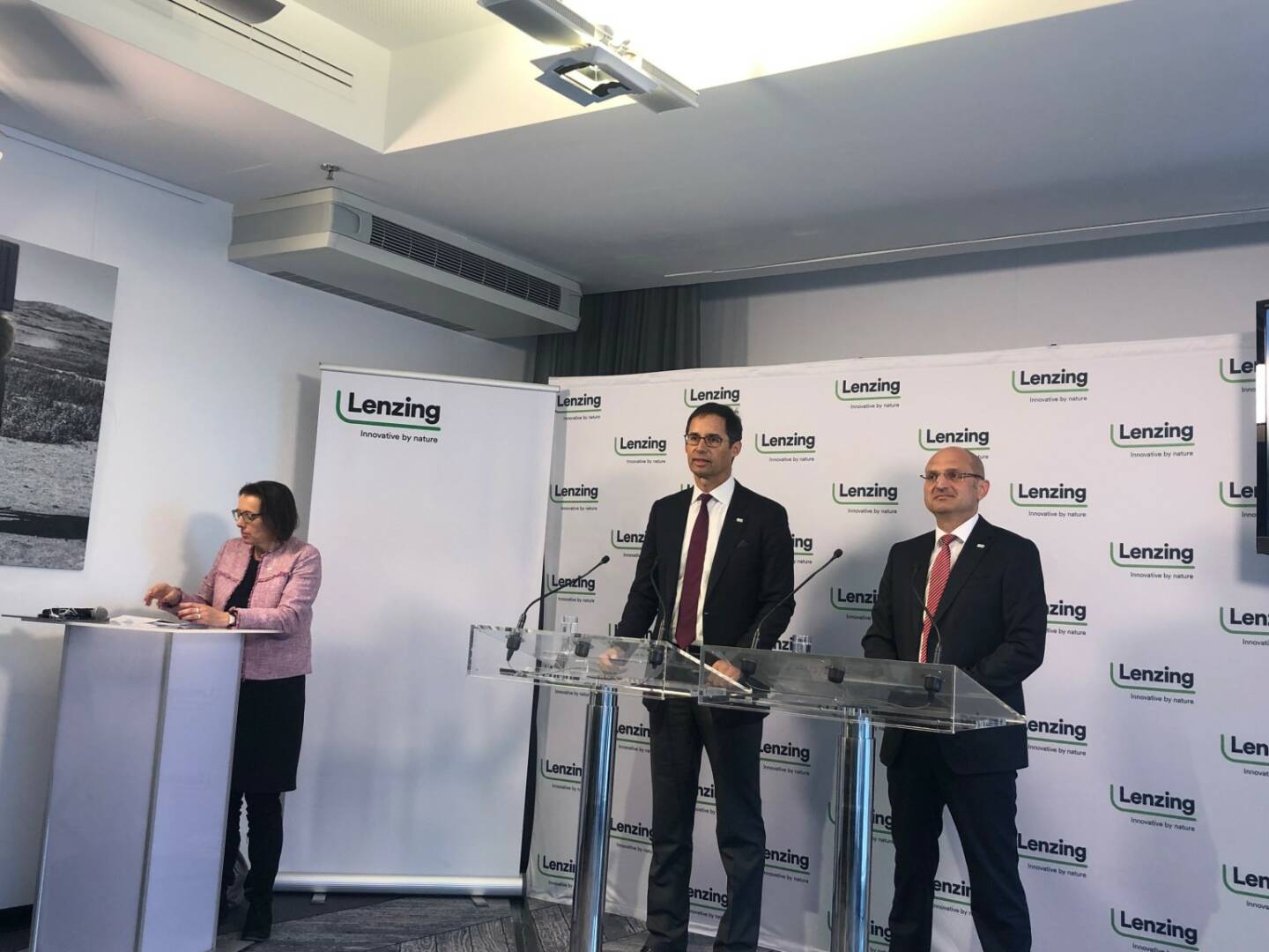 Pressekonferenz Lenzing, GJ 2018, Waltraud Kaserer (Vice President Corporate Communications & Investor Relations), CEO Stefan Doboczky, CFO Thomas Obendrauf (v.li.)