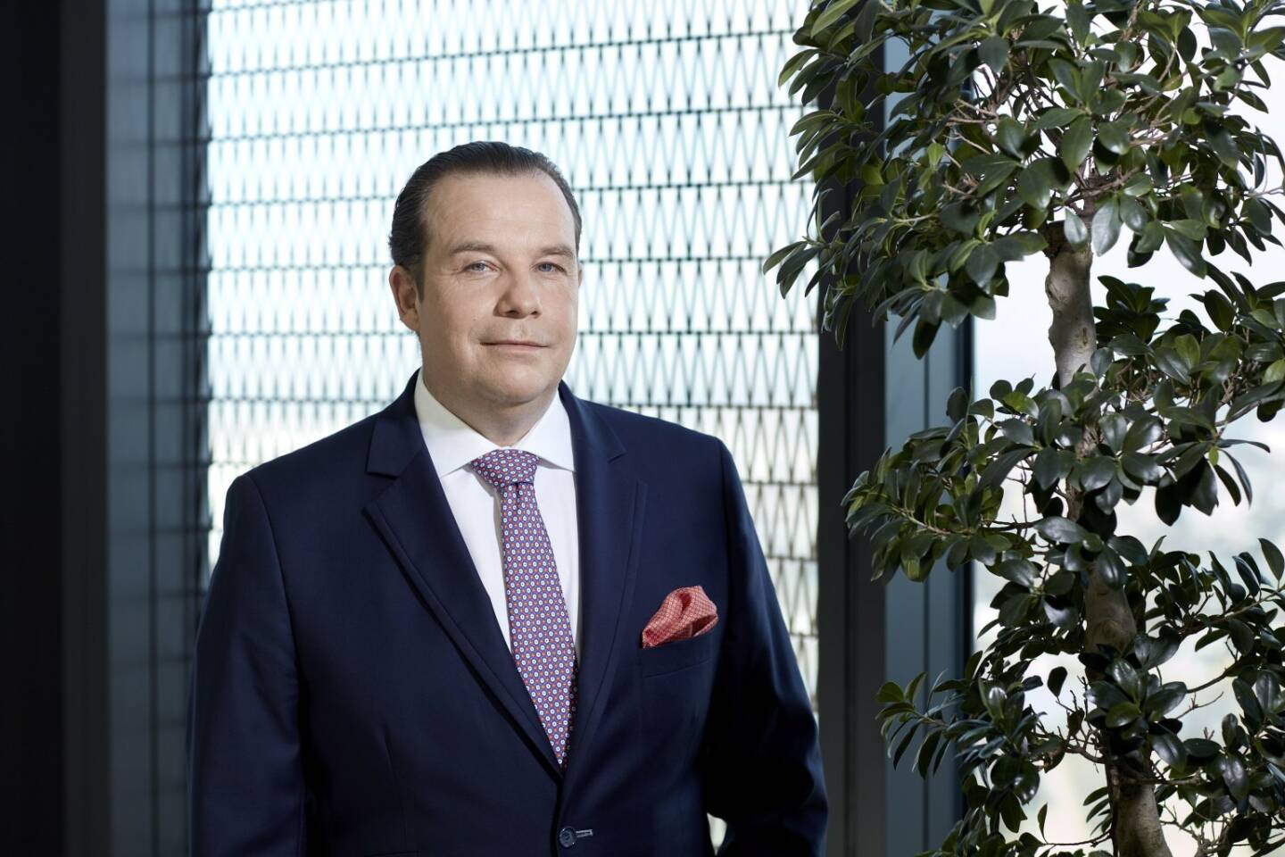 Politische Unsicherheit, internationale Handelskonflikte und sinkende Wachstumsraten lassen Immobilieninvestoren vorsichtiger werden. Das zeigt die aktuelle Ausgabe der Studie „Emerging Trends in Real Estate – The global outlook for 2019“ von PwC in Kooperation mit dem Urban Land Institute. Gründe für diese Vorsicht europäischer Investoren ist neben dem Brexit und der Rezession in Italien vor allem die abkühlende Konjunktur in Deutschland und Frankreich. Gleichzeitig stellen gesellschaftliche Trends die Immobilienbranche vor neue Herausforderungen. Peter Fischer, Territory Leader Real Estate bei PwC Österreich; Credit: PwC