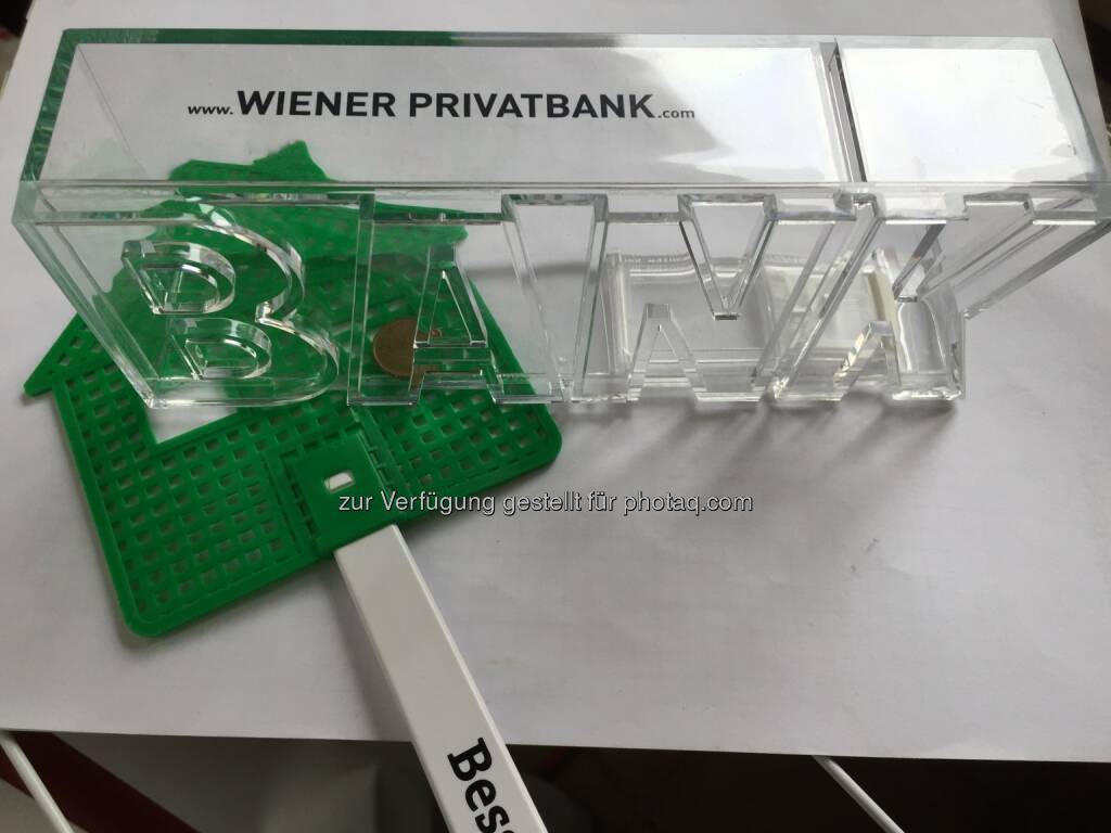 Geschenke von der Wiener Privatbank am 16.3.19, Wiener Immobilien-Messe: Fliegenpracker, Sparbox, Cash (03.04.2019) 
