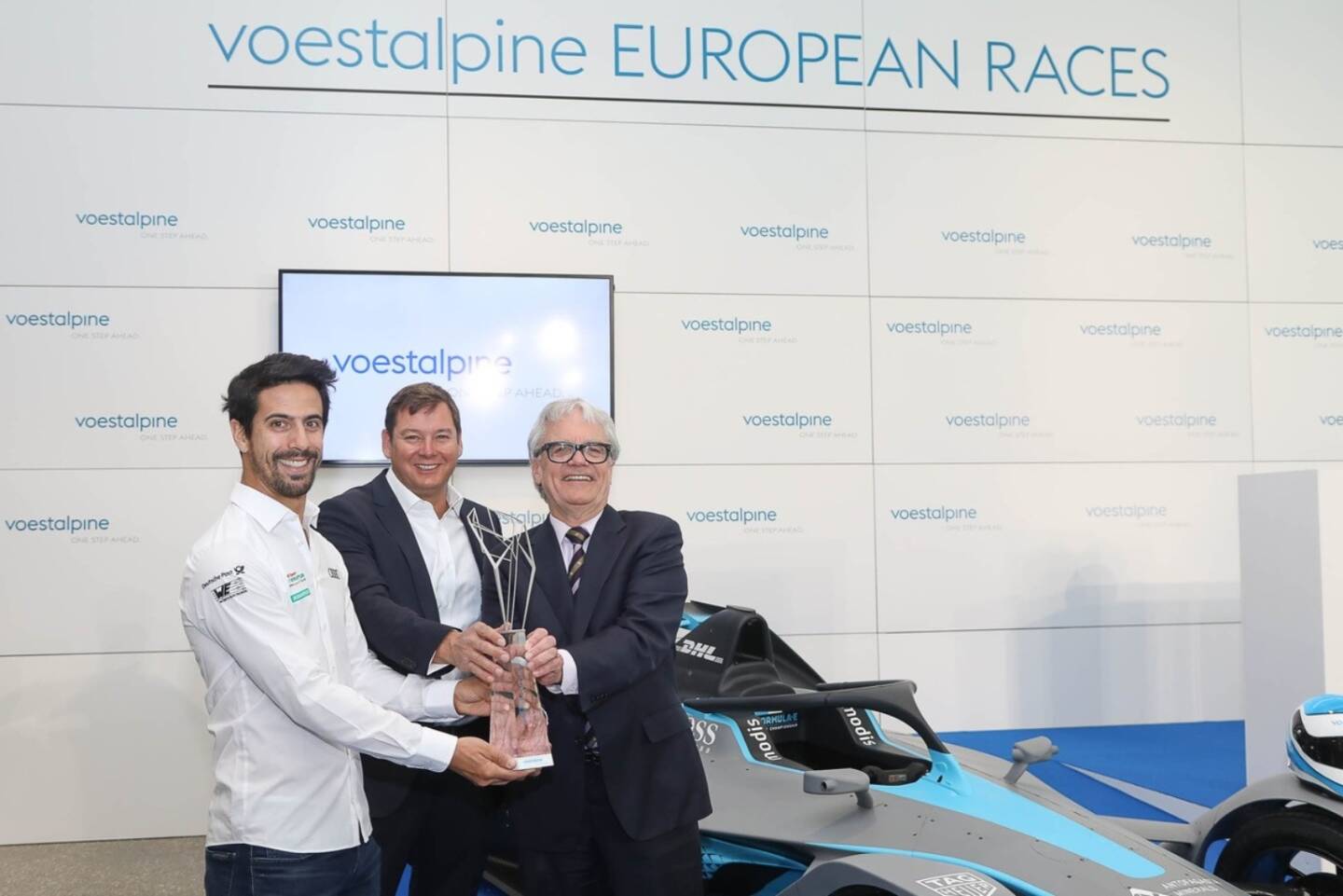 Rennfahrer Lucas di Grassi, Sportdirektor Frederic Espinos und voestalpine-CEO Wolfgang Eder stellten gemeinsam den brandneuen Siegerpokal für den besten Fahrer der „voestalpine European Races“ im Zuge der Partnerschaft mit der Formel E vor, Credit: voestalpine