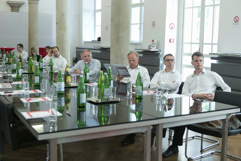 Lukas Stipkovich, Alfred Reisenberger, Fritz Erhart lauschen beim 5. Small Cap Day - Wiener Börse / C.I.R.A., © finanzmarktfoto.at/Martina Draper (20.06.2013) 