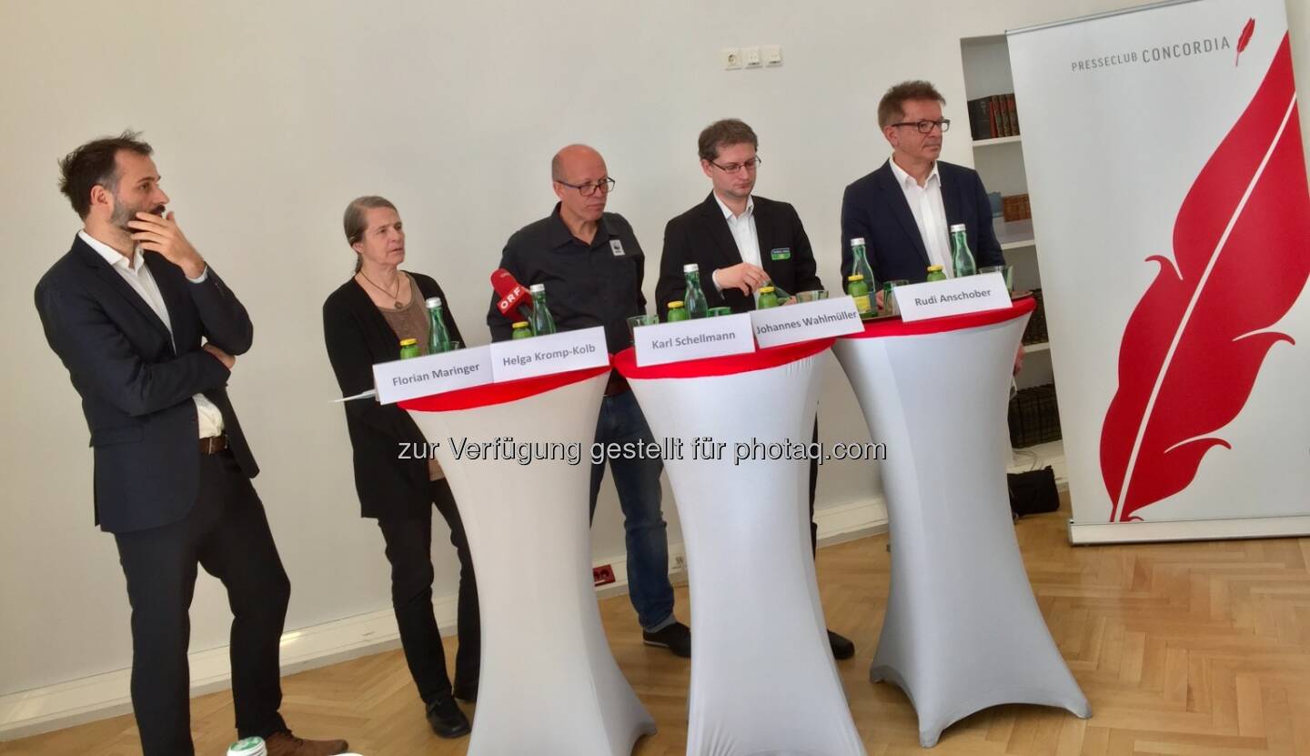 PK Klimaschutz braucht einen wirksamen Klimaplan - Jetzt investieren statt später Milliarden an Strafe zahlen mit Florian Maringer (GF Erneuerbare Energie Österreich), Helga Kromp-Kolb (Universität für Bodenkultur Wien), Karl Schellmann (WWF Österreich), Johannes Wahlmüller (GLOBAL 2000), Rudi Anschober (Klimaschutz-Landesrat Oberösterreich), v.l.n.r., 15.4.19