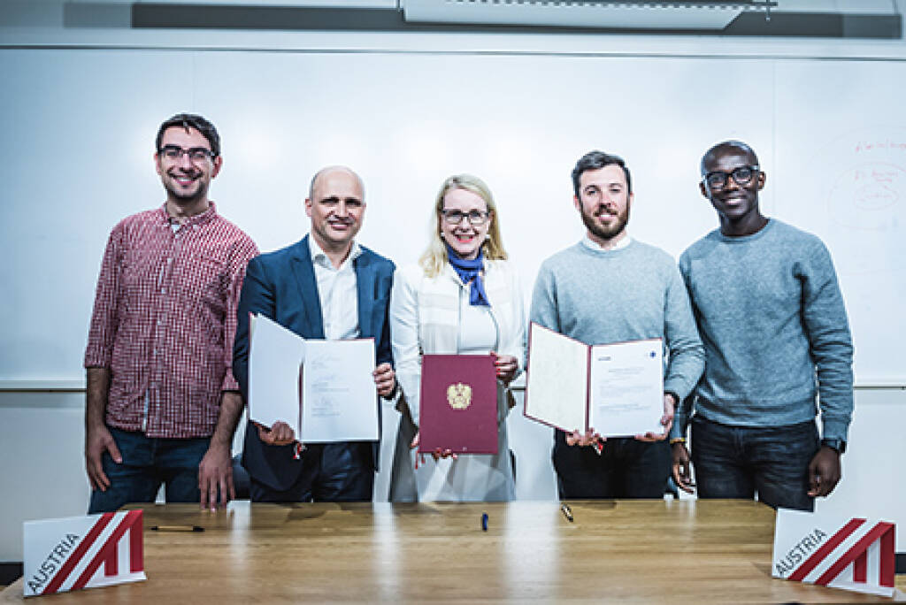 Im Zuge der Delegationsreise nach New York von 14. bis 17. April unterzeichnet Margarete Schramböck, Bundesministerin für Digitalisierung und Wirtschaftsstandort gemeinsam mit der aws ein Memorandum of Understanding (MoU) mit WeWork. Ziel der Zusammenarbeit ist es, innovative Österreichische Start-ups bei ihrer Internationalisierung auf den US-amerikanischen Markt zu unterstützen.(v.l.n.r.: Dimitri Kouvaros (WeWork); Bernhard Sagmeister (Geschäftsführer Austria Wirtschaftsservice), Margarete Schramböck (Ministerin für Wirtschaftsstandort und Digitalisierung), Matthew Powers (Head of WeWork New York), Kofi Ampadu (WeWork), Fotocredit: BMDW/Hartberger, © Aussendung (17.04.2019)