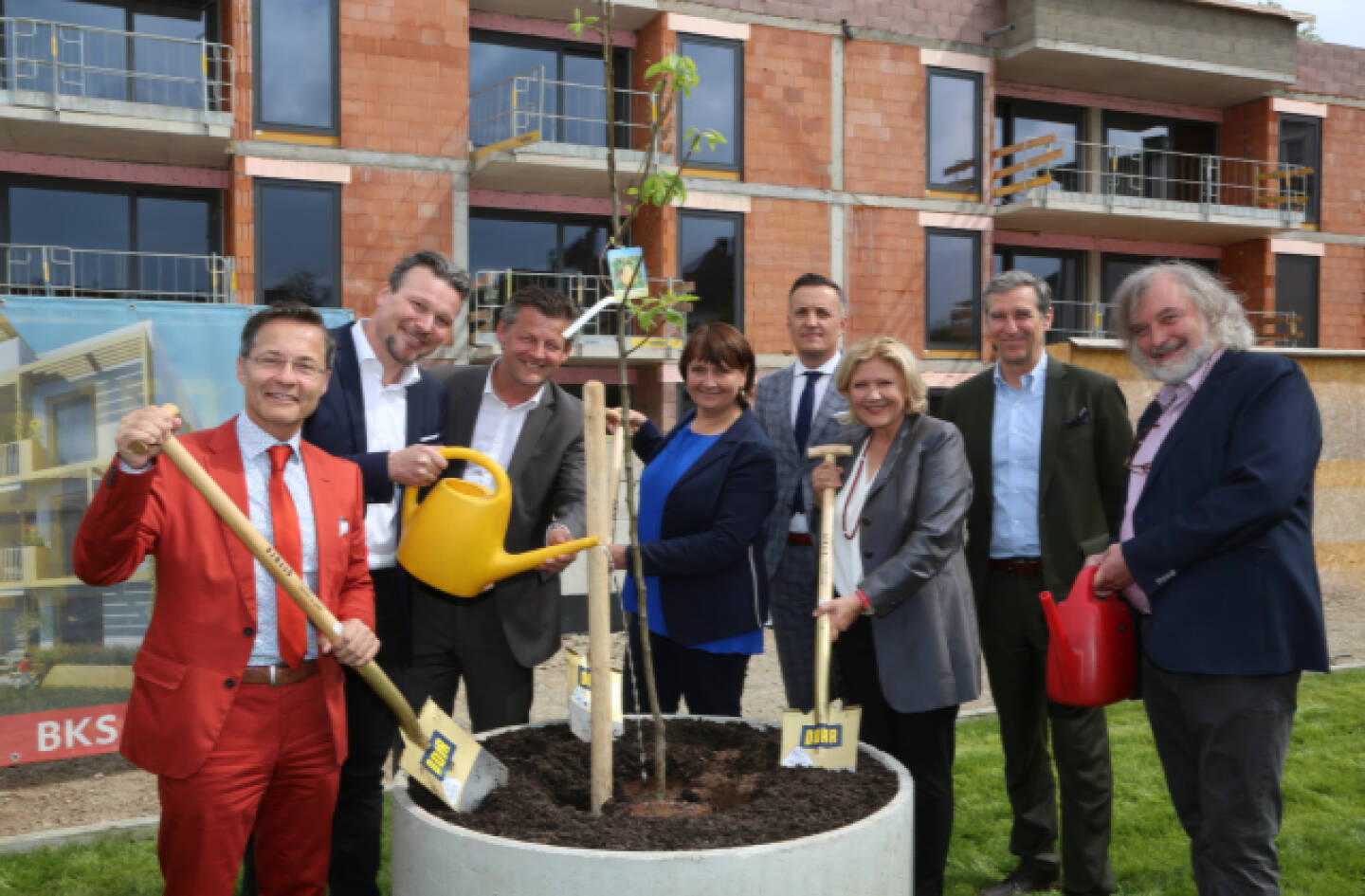 Im BKS-Wohnpark entstehen in bester Klagenfurter Innenstadtlage 50 Wohnungen. 23 davon werden in Kooperation mit dem Hilfswerk Kärnten als betreubares Wohnen angeboten. BKS Bank-Vorstandsvorsitzende Herta Stockbauer lud nun zur Gleichenfeier und gab Einblick in den plangemäßen Baufortschritt. v.l.: Hilfswerk Kärnten-Geschäftsführer Horst Krainz, Vzbgm. Wolfgang Germ, StR. Christian Scheider, BKS Bank-Vorstandsvorsitzende Herta Stockbauer, BKS Immobilien-Service-Geschäftsführer Manfred Isopp, Bgm. Maria-Luise Mathiaschitz, und StR. Frank Frey setzten die ersten Bäume in der künftigen Grünanlage, Credit: BKS