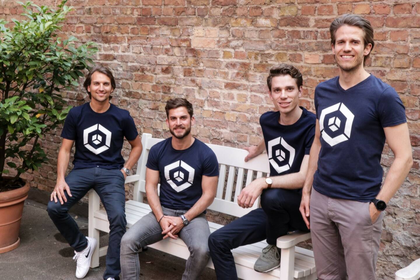 FreightHub, Europas erste digitale Spedition, hat seine Serie B-Finanzierung in Höhe von 30 Millionen US-Dollar abgeschlossen. Rider Global, ein von Logistikexperten gegründeter Venture Fond, führte die Finanzierungsrunde an und kam gemeinsam mit Maersk Growth, dem Corporate Venture Arm von A.P. Moller-Maersk - der weltweit größten Containerreederei -, als neuer Investor an Bord. Die FreightHub-Geschäftsführung (v.l.n.r.: Dr. Michael Ardelt, Michael Wax, Erik Muttersbach, Ferry Heilemann), Credit: FreightHub