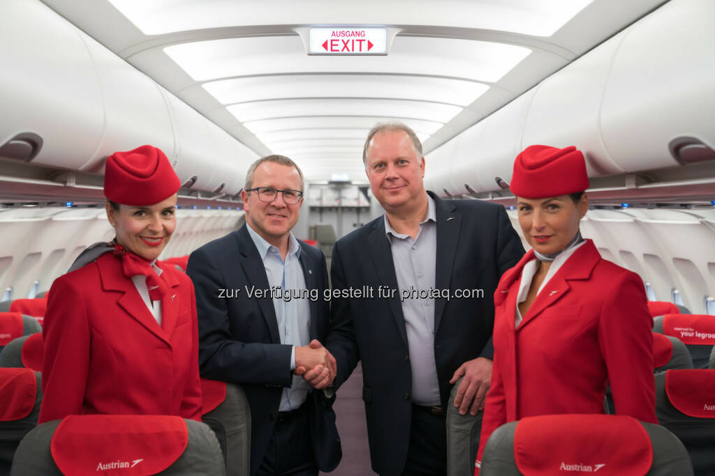 PLSU Erstinstallation bei AUA: FACC CEO Robert Machtlinger (2.v.l.) und Michael Kaye, VP Technical Operations der Austrian Airlines (2.v.r.), freuen sich über die erfolgreiche Erstinstallation des Passenger Luggage Space Upgrades in einer A320 der führenden österreichischen Fluggesellschaft. Fotorechte: © FACC/Gortana, © Aussender (17.05.2019) 