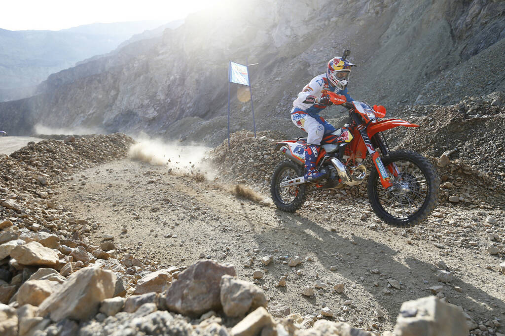 Das Erzbergrodeo mit seinem Highlight, dem Red Bull Hare Scramble, gilt nicht umsonst als das härteste Xtreme Enduro Race der Welt. Nur die 500 schnellsten der 1.500 Erzbergrodeo-Prologteilnehmer qualifizieren sich für das Highlight am Sonntag und müssen in vier Stunden Renndauer die wohl selektivste Offroad-Rennstrecke der Szene meistern. Im Bild: Jonny Walker / Red Bull Content Pool, © Aussendung (17.05.2019) 