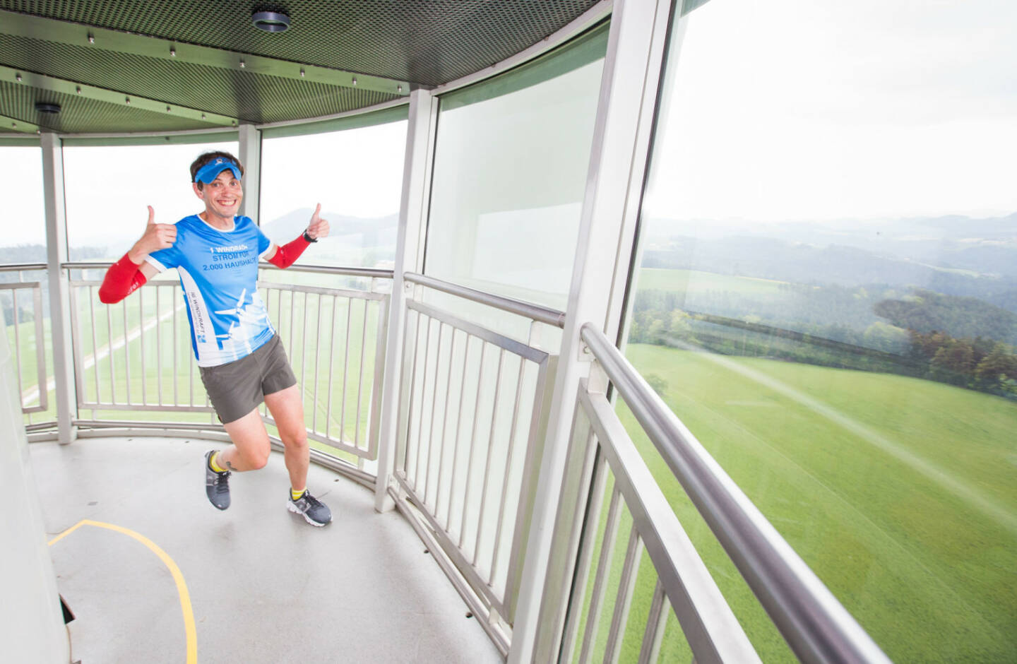 Am 19. Mai schaffte Extremsportler Rainer Predl das Unglaubliche: In der rundum verglasten Aussichtsplattform des Windrads in Lichtenegg in der Buckligen Welt lief er in 4 Stunden 21 Minuten und 37 Sekunden die volle Marathon-Distanz von 42,195 Kilometer, Credit: Astrid Knie