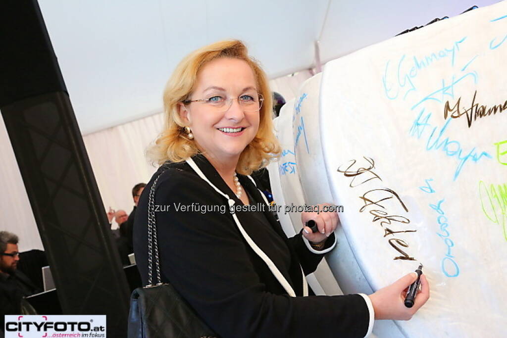 75 Jahre Lenzing: Maria Fekter unterschreibt, © cityfoto.at (23.06.2013) 