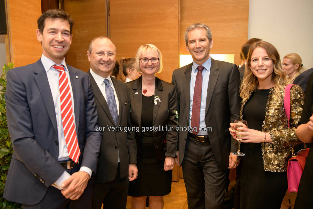 Michael Oplustil (Uniqa), Paul Rettenbacher (Polytec), Stephanie Kniep (Lenzing), Hartwig Löger (Vizekanzler, Finanzminister), Tiana Majstorovic (Uniqa), © Wiener Börse AG/APA-Fotoservice (24.05.2019) 