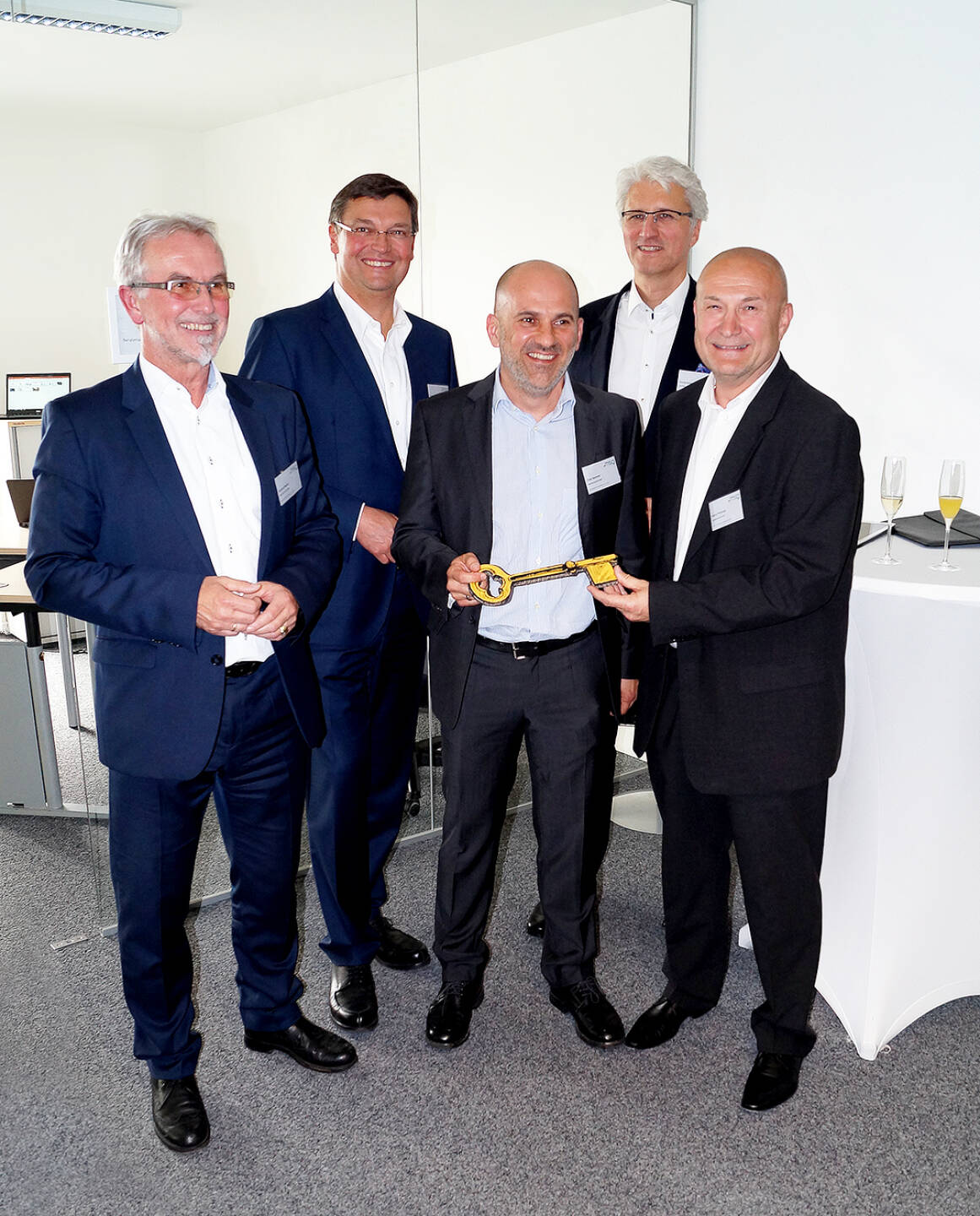 msg Plaut expandiert nach Oberösterreich: feierliche Standorteröffnung in Linz - Raimund Binder, Christoph Kränkl (SAP), Oliver Bacherer, Georg Krause, Helmut Preslmayr (v.l.n.r.) © Plaut                    