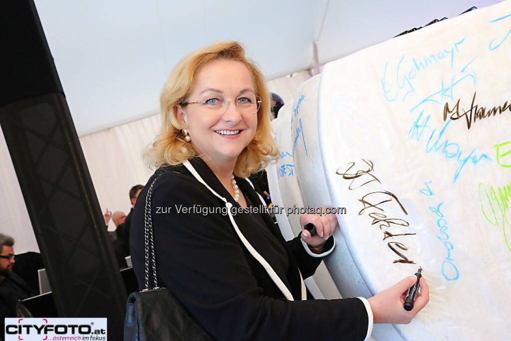 75 Jahre Lenzing: Maria Fekter unterschreibt, © cityfoto.at (23.06.2013) 