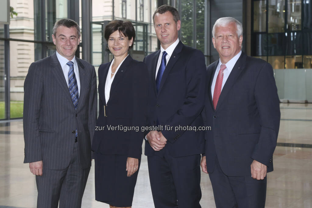 Veränderungen im Vorstand der RLB OÖ : Michaela Keplinger-Mitterlehner wird stellvertretende Vorstandsvorsitzende, Stefan Sandberger (2.v.re.) folgt Hans Schilcher, links CEO Heinrich Schaler
 (24.06.2013) 