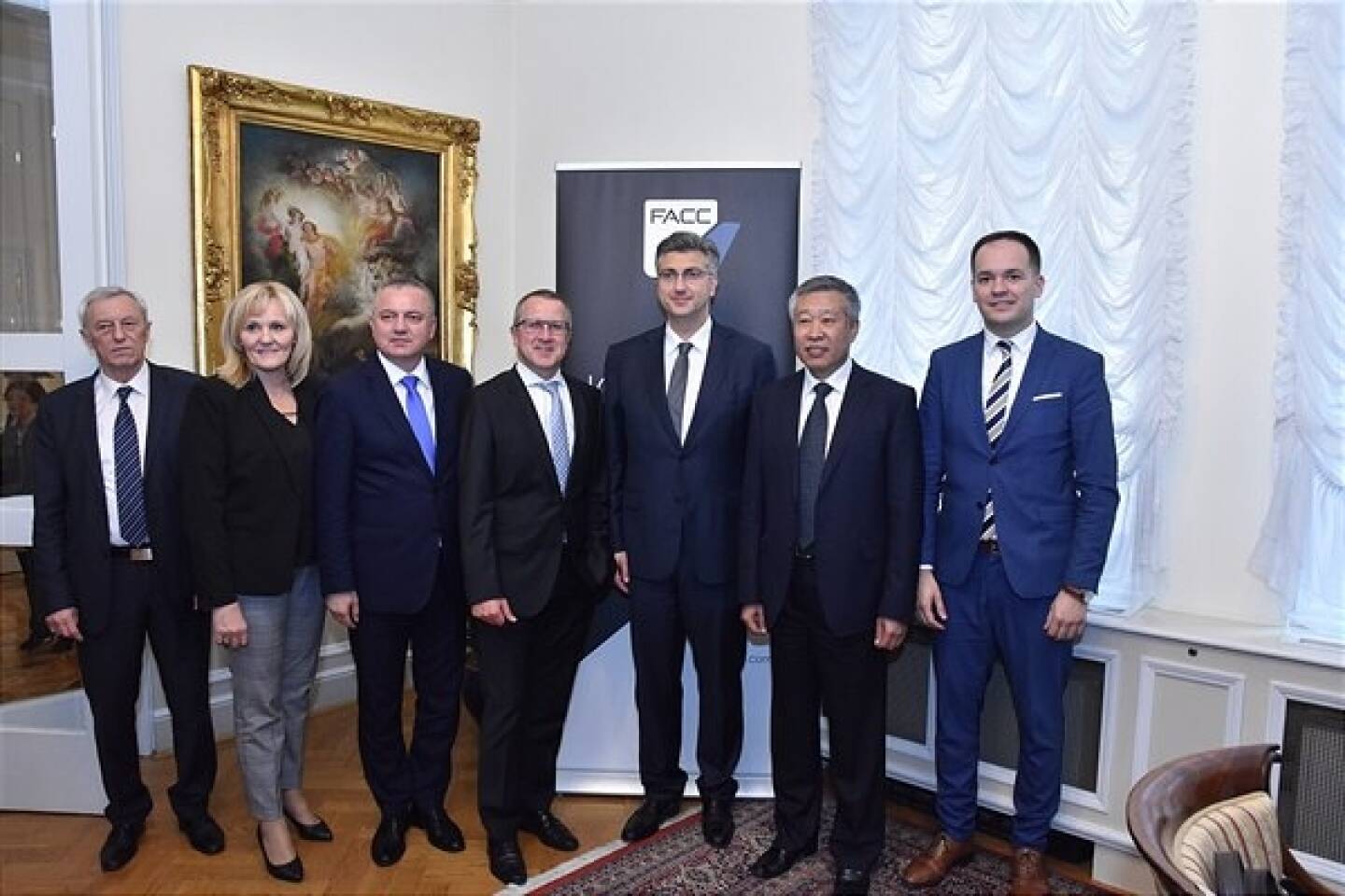FACC Kroatien - Vertreter von FACC und der kroatischen Regierung geben die Pläne von FACC zur Errichtung eines High-Tech Composite Werks in Kroatien bekannt (vlnr. Stjepan Kožić, Leiter des Zagreb County; Sanja Borovec, Bürgermeisterin von Jakovlje; Darko Horvat, Minister für Wirtschaft, Unternehmen und Gewerbe der Republik Kroatien; FACC CEO Robert Machtlinger; Andrej Plenković, Premierminister der Republik Kroatien; Ruguang Geng, Vorsitzender des FACC-Aufsichtsrats und Zdenko Lucić, Staatssekretär im kroatischen Ministerium für Wirtschaft, Unternehmen und Gewerbe).
Fotorechte: © FACC