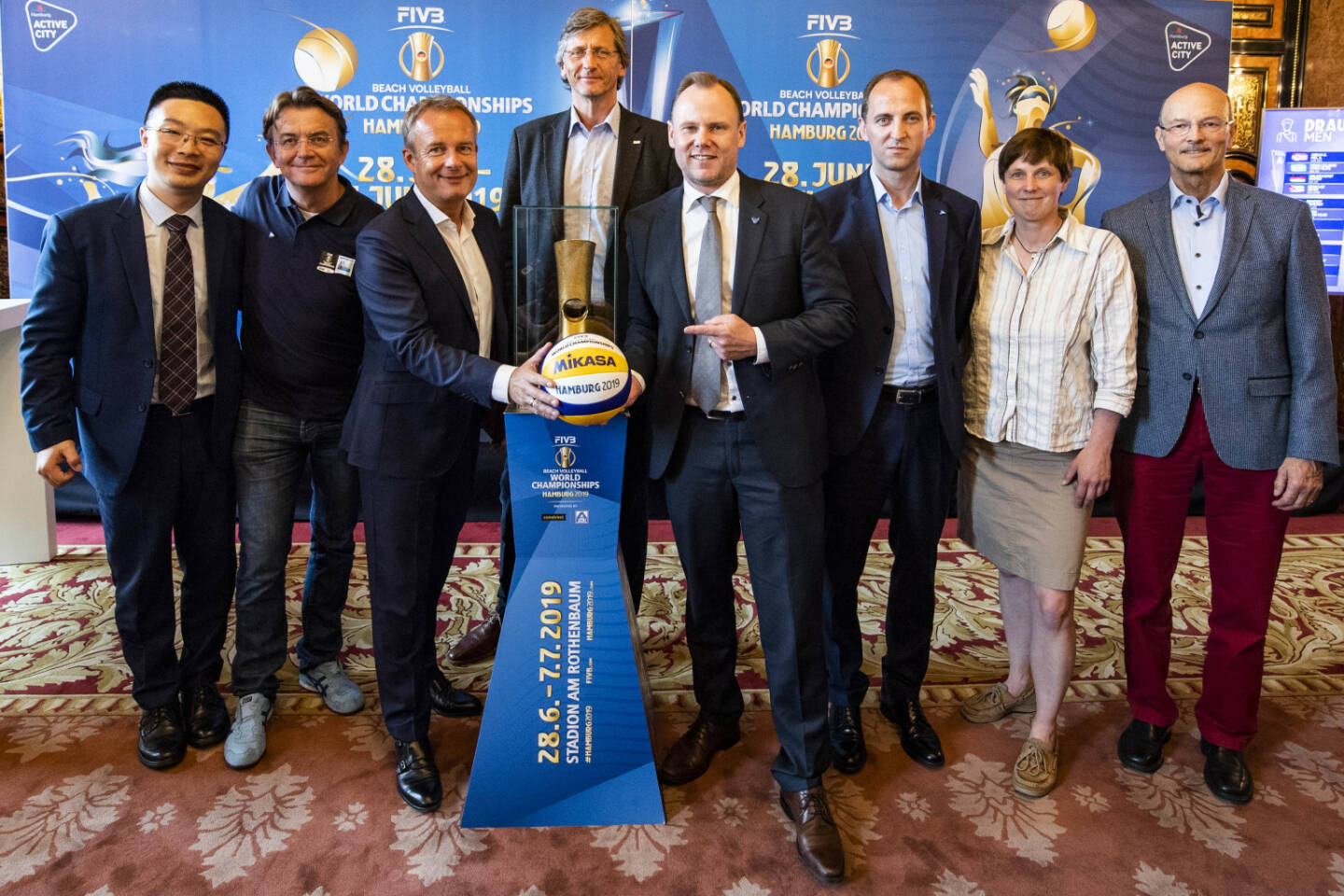 Vom 28. Juni bis 7. Juli trifft sich die Beachvolleyball-Elite zum großen Showdown am Hamburger Rothenbaum: Die 48 weltbesten Teams bei Damen und Herren aus 38 Nationen machen sich da die Weltmeistertitel untereinander aus. Im Bild: li nach re: Yu Cao (FIVB), Hannes Jagerhofer (Beach Majors), Matthias Hach (comdirect bank AG), René Hecht (DVV), Andy Grote (Innensenator Hamburg), Kay Rüschoff (ALDI Nord), Andrea Kleipoedzus (DVV), Klaus Widegreen (Ehrenmitglied DVV), Credit: Beach Majors