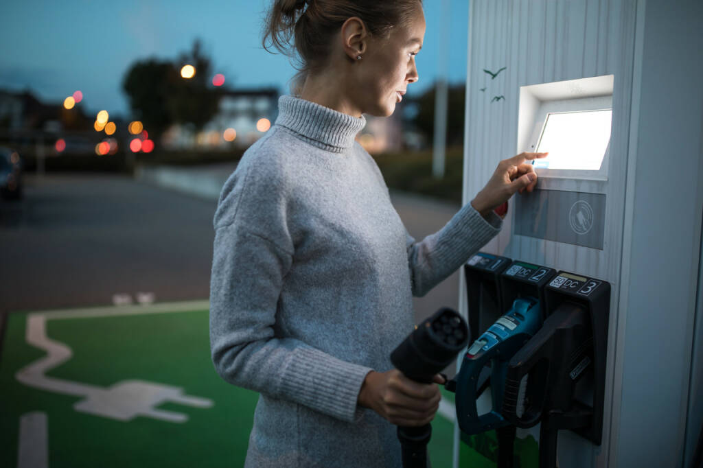 E-Auto, E-Mobilität, Auto, Laden, Strom, Tankstelle - https://de.depositphotos.com/253352584/stock-photo-young-woman-charging-an-electric.html, © <a href=