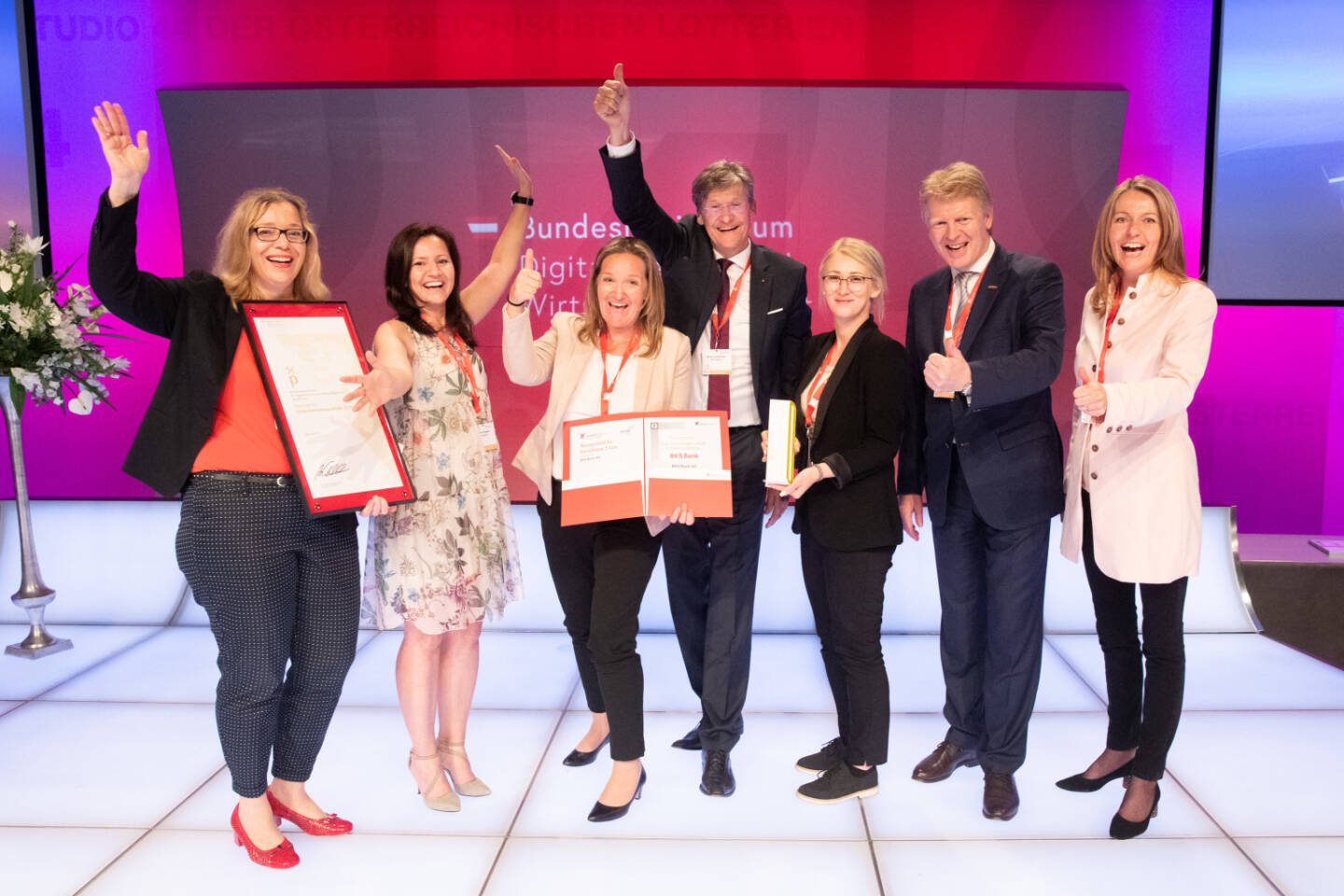 Die BKS Bank freut sich über den Staatspreis Unternehmensqualität. V.l.n.r.: Petra Ibounig-Eixelsberger - Leitung PR & Social-Media und Mitglied QM-Zirkel der BKS Bank, Heike Puntigam - Firmenkundenbetreuerin BKS Bank, BKS Bank-Qualitätsmanagerin Marion Jester, BKS Bank- Vorstandsmitglied Dieter Kraßnitzer, Manda Evic - Firmen- kundenbetreuerin BKS Bank, Manfred Geiger - Leitung Corporate Banking und Mitglied QM-Zirkel der BKS Bank, Claudia Mischensky - Geschäftsführerin IV-Kärnten, (c) www.annarauchenberger.com / Anna Rauchenberger