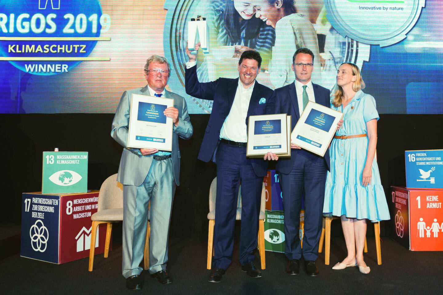 Die Lenzing Gruppe hat den renommierten TRIGOS Award in der Kategorie Klimaschutz verliehen bekommen. Die Trophäe wurde von Robert van de Kerkhof, Marketing- und Vertriebsvorstand der Lenzing AG, im Rahmen einer feierlichen Gala mit mehr als 200 Gästen aus Politik, Wirtschaft, Zivilgesellschaft und etlichen Ehrengästen entgegengenommen. Ausgezeichnet wurde Lenzings REFIBRA™ Technologie zur Herstellung von hochwertigen Fasern der Marke TENCEL™ , Credit: Lenzing