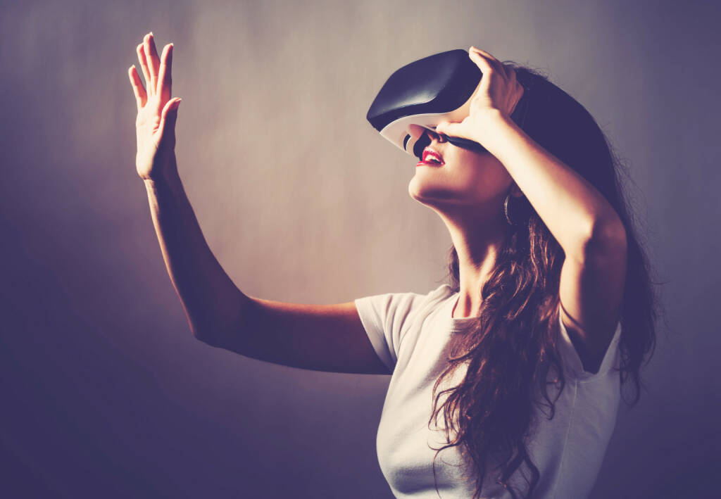 Virtual Reality, Augmented reality, Brille - https://de.depositphotos.com/126089794/stock-photo-woman-using-virtual-reality-headset.html, © <a href=