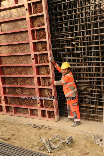 Rambo ist der kleinste Größte auf der Baustelle

Ein Partiemitglied steht bei den Brückenbauern besonders hoch im Kurs: Der 52-jährige Aksul Ünal, genannt „Rambo“, ist mit 1,48 m Körpergröße der physisch kleinste Arbeiter im Team, doch für Bauleiter Christian Haumer und seine Truppe der Größte. 

#strabag #constructionworldwide #TEAMSWORK  Source: http://facebook.com/strabaggroup, © Aussender (28.06.2019) 